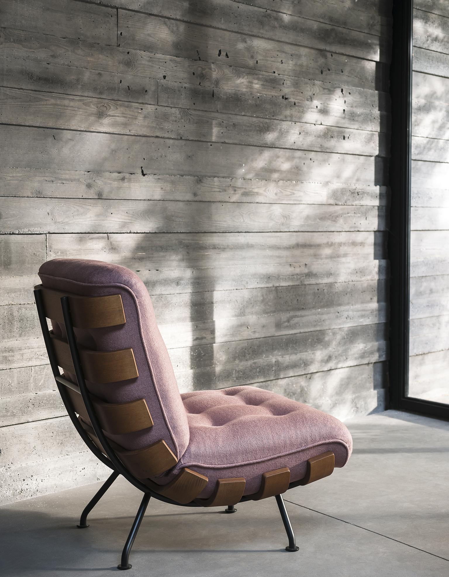Tacchini is delighted to reissue Costela by Martin Eisler, icon of Brazilian 1950s design. An elegant yet informal armchair. With its sensual aesthetic, natural materials and intelligent design, it offers sophisticated personalization. Costela is a