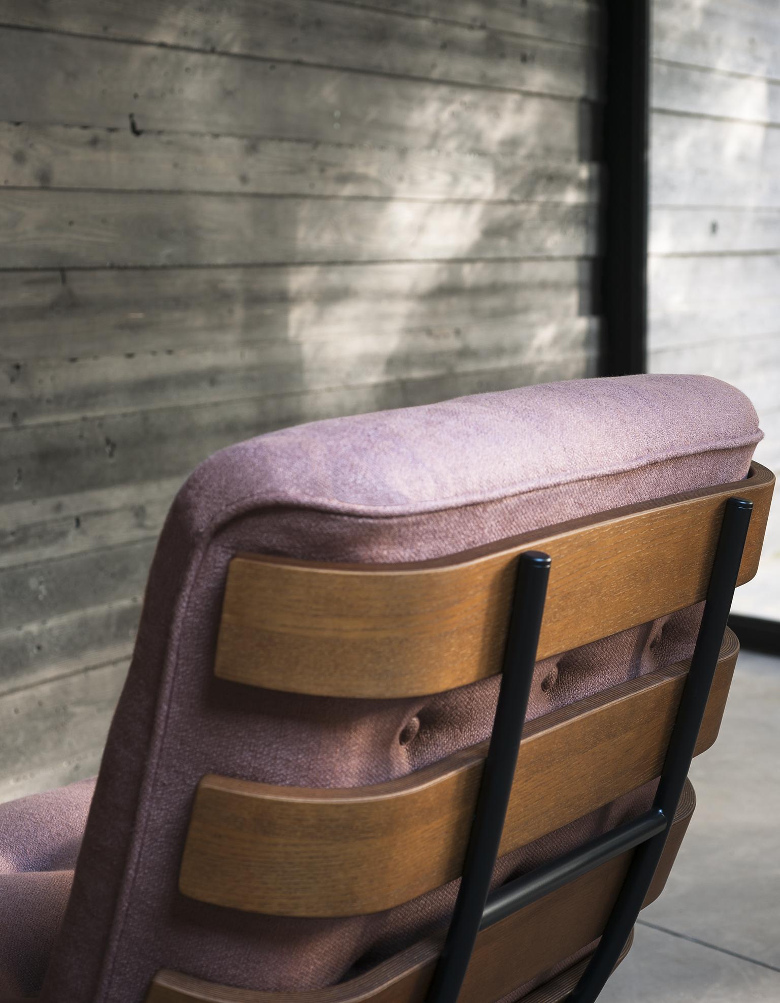 Moderne Chaise Tacchini Costela en tissu rose avec base en métal par Martin Eisler