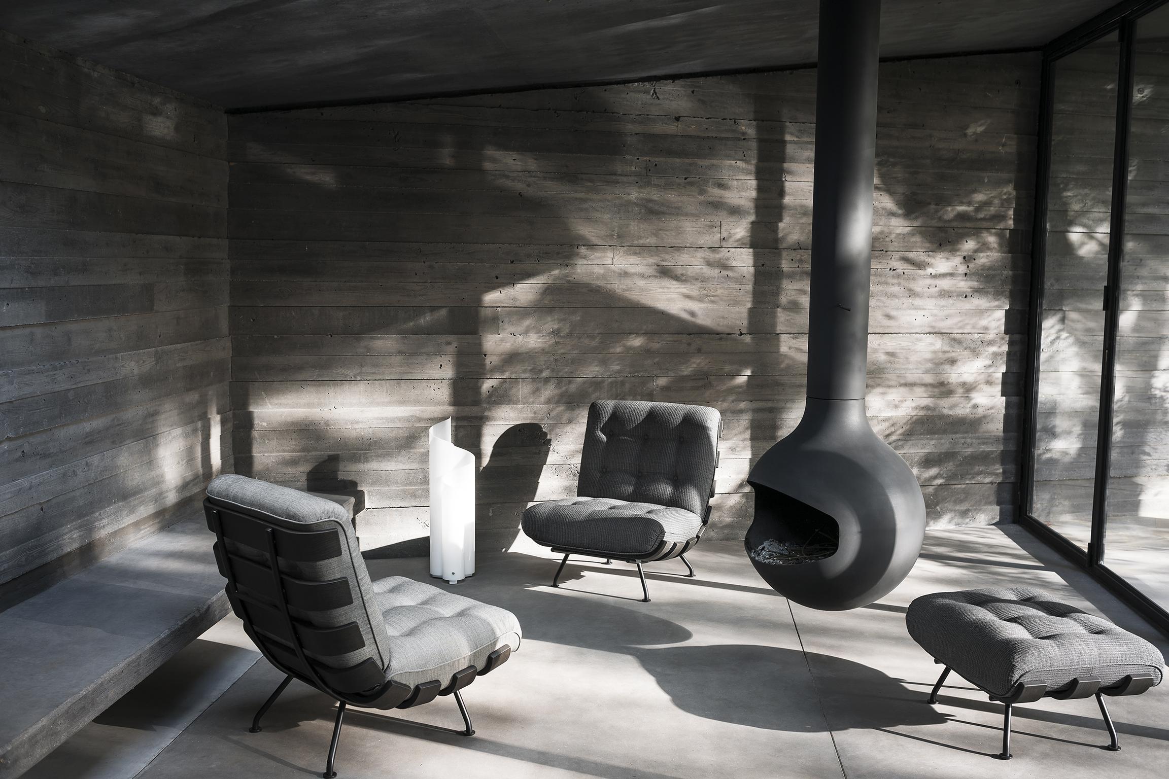 Tacchini is delighted to reissue Costela by Martin Eisler, icon of Brazilian 1950s design. An elegant yet informal armchair. With its sensual aesthetic, natural materials and intelligent design, it offers sophisticated personalization. Costela is a