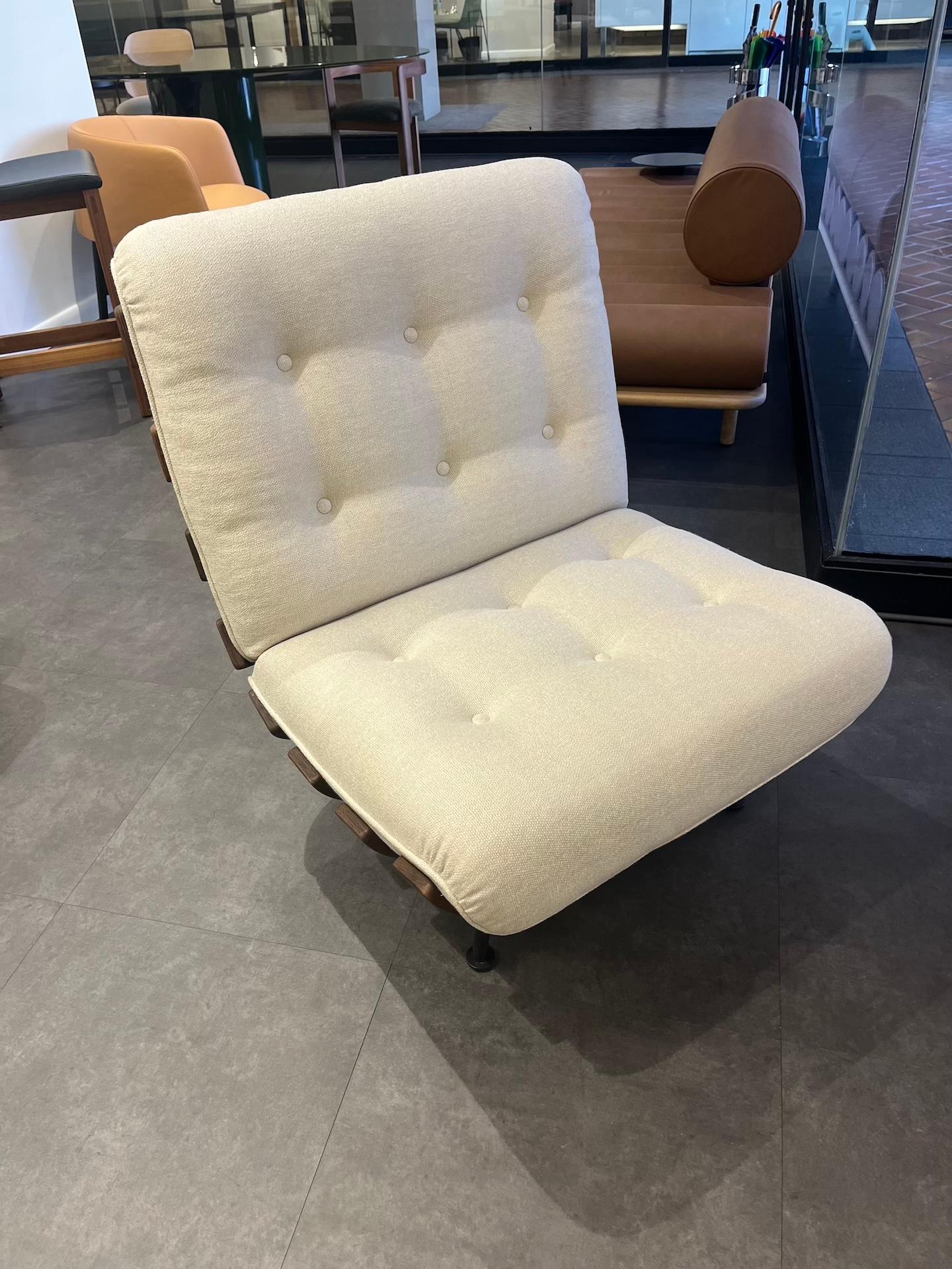 walnut frame -
upholstered in Lars 02 -

Tacchini is delighted to reissue Costela by Martin Eisler, icon of Brazilian 1950s design. An elegant yet informal armchair. With its sensual aesthetic, natural materials and intelligent design, it offers