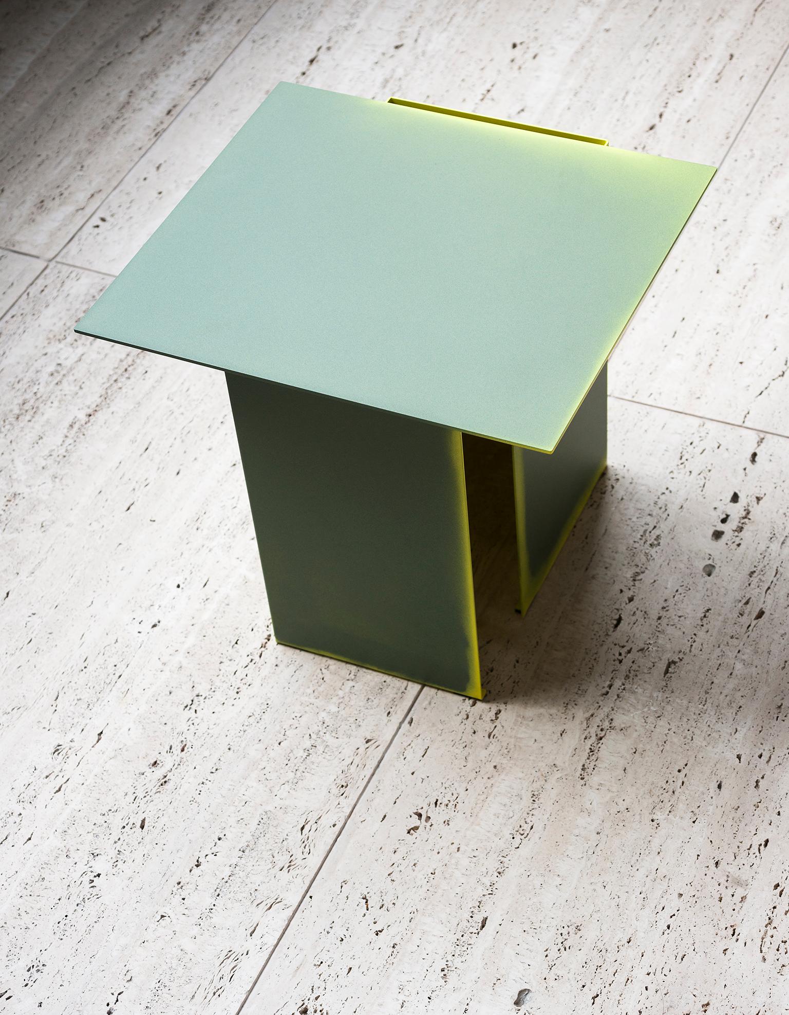 Les formes architecturales ont inspiré cette collection de tables basses aux lignes futuristes du studio de design néerlandais Truly Truly. Réalisées à partir de feuilles de métal pliées et soudées, les tables basses Daze sont colorées à la main,