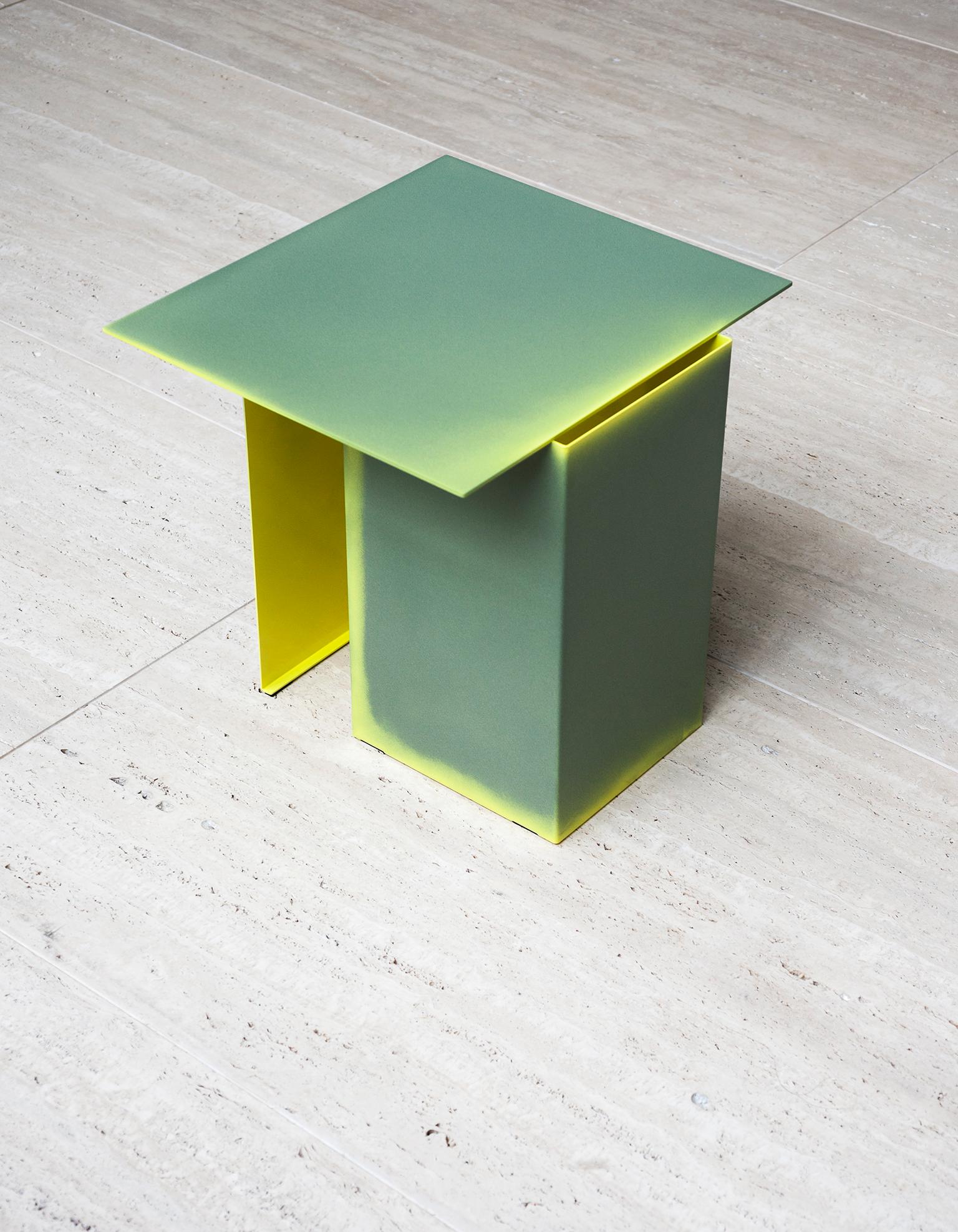 Moderne Table basse Tacchini Daze en sauge vert avec abat-jour jaune par Truly