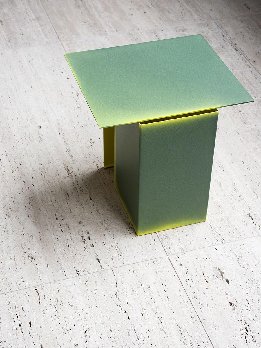 Des formes architecturales ont inspiré cette collection de tables basses aux lignes futuristes du studio de design néerlandais Truly Truly. Fabriquées à partir de feuilles de métal pliées et soudées, les tables basses Daze sont colorées à la main,