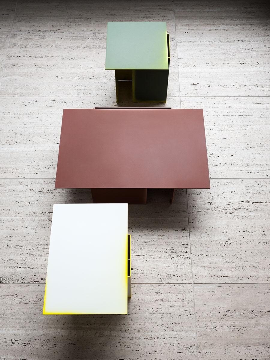 Des formes architecturales ont inspiré cette collection de tables basses aux lignes futuristes du studio de design néerlandais Truly Truly. Fabriquées à partir de feuilles de métal pliées et soudées, les tables basses Daze sont colorées à la main,