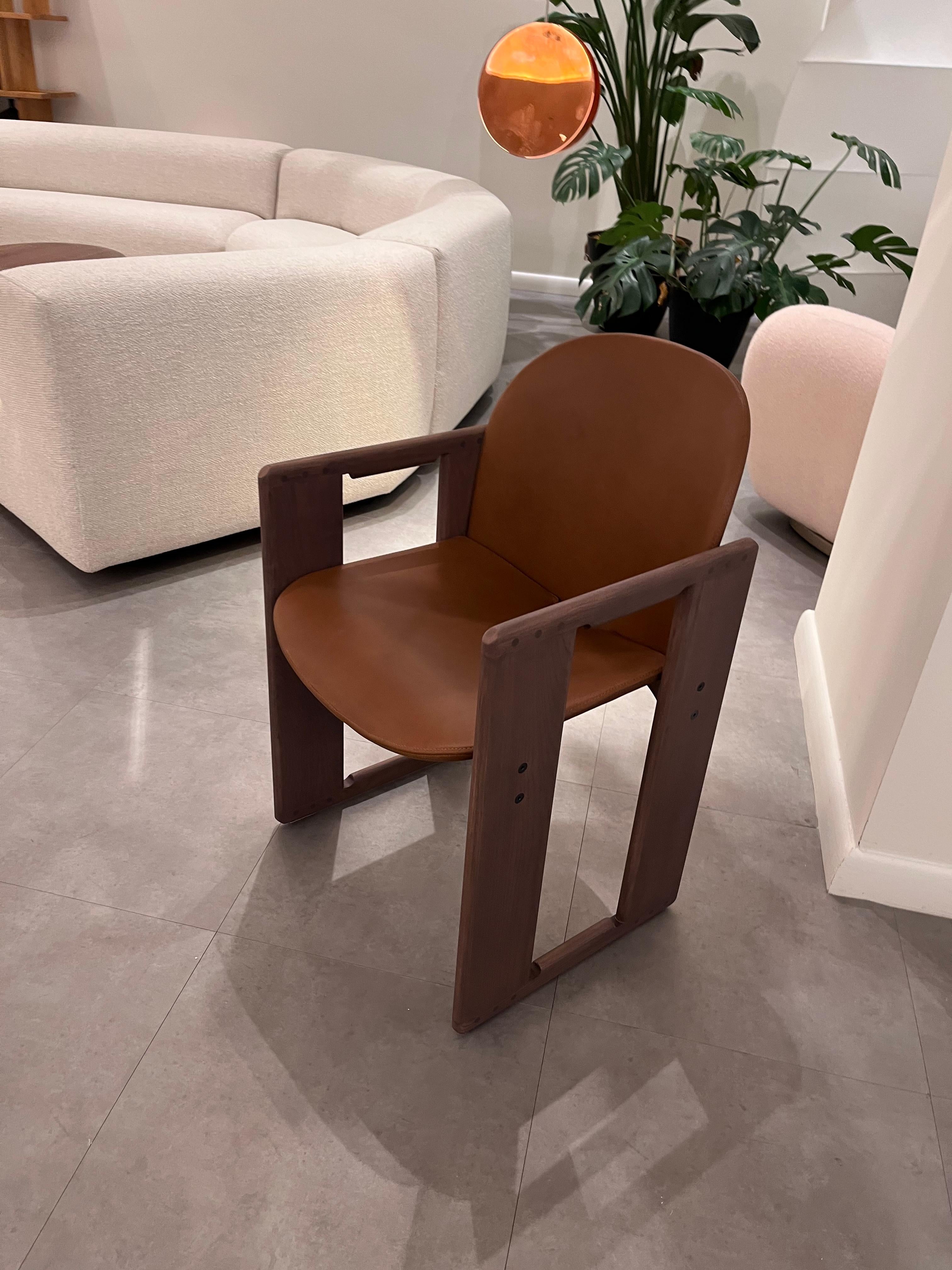 DIALOGO ARMCHAIR 47x51
CAT. Z - PELLE ANILINA 02 WALNUT
STRUCTURE T169 FIRE RETARDANT FOAM
CAL117

A rectangular frame with rounded edges, masterful joints, and strictly visible dowels and screws reinforces the typical double trestle structure by