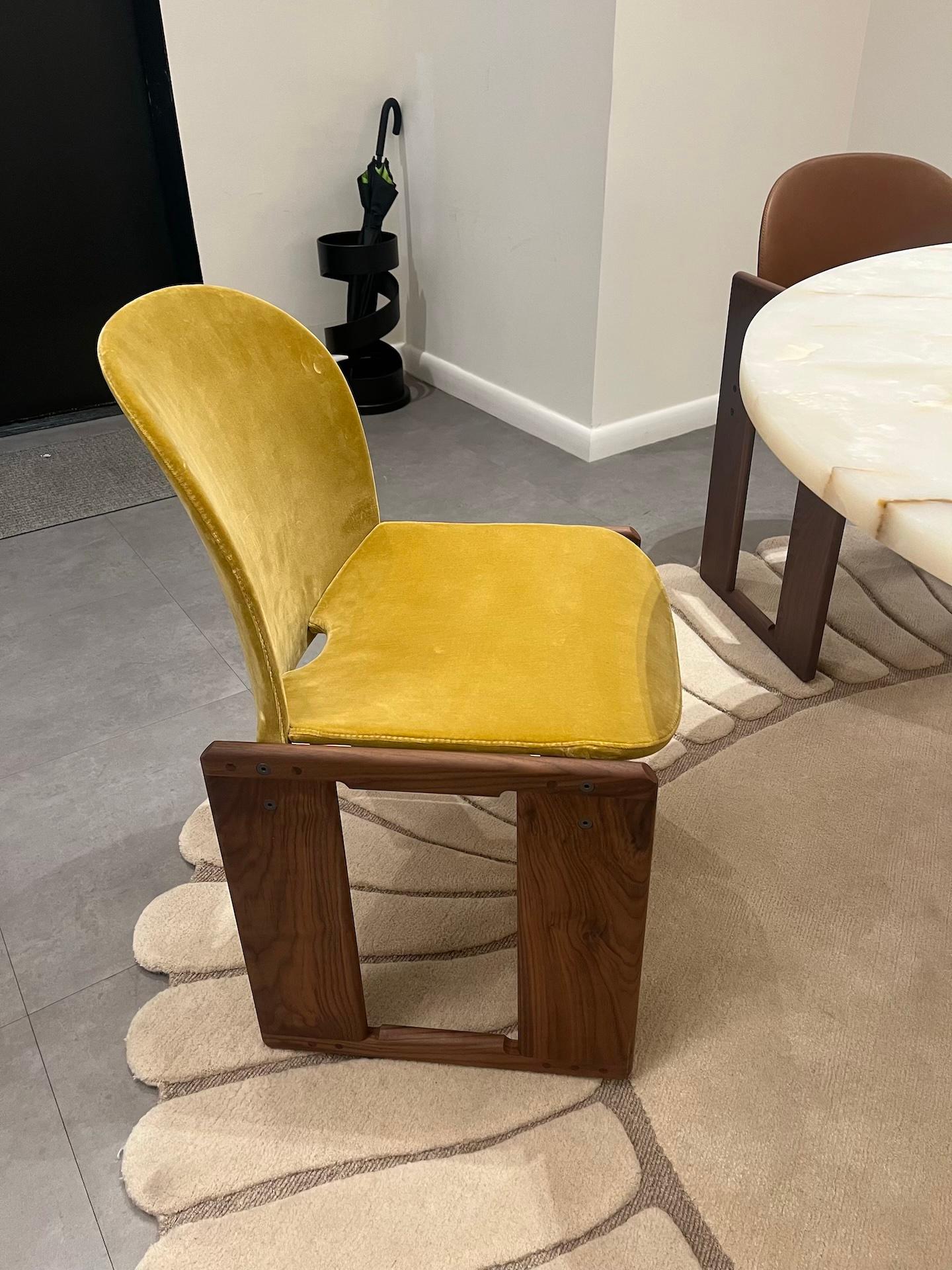 CAT. U - OMBRA 04
WALNUT STRUCTURE T169
WITH INTELINER CAL117

A rectangular frame with rounded edges, masterful joints, and strictly visible dowels and screws reinforces the typical double trestle structure by Tobia Scarpa. A chair with enveloping