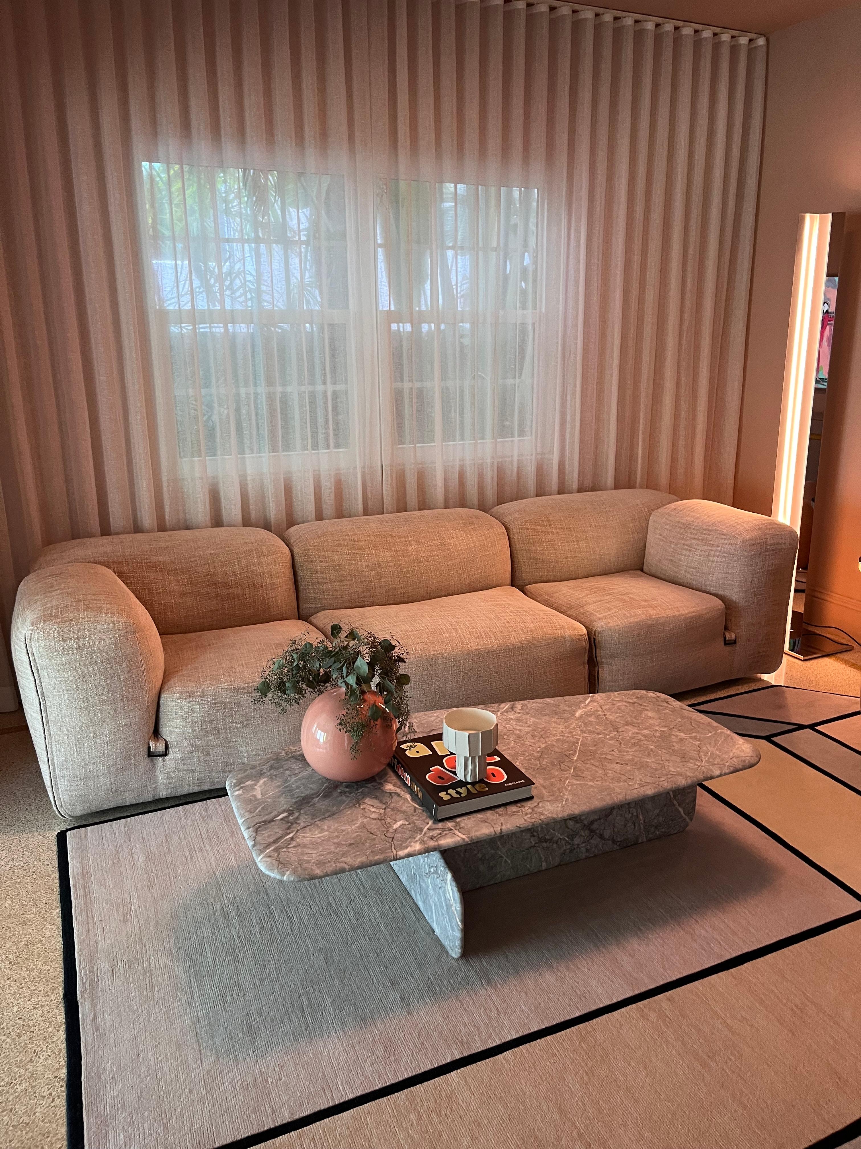 Tacchini Dolmen Marmor Couchtisch von Noé Duchaufour-Lawrance auf LAGER im Zustand „Hervorragend“ im Angebot in New York, NY