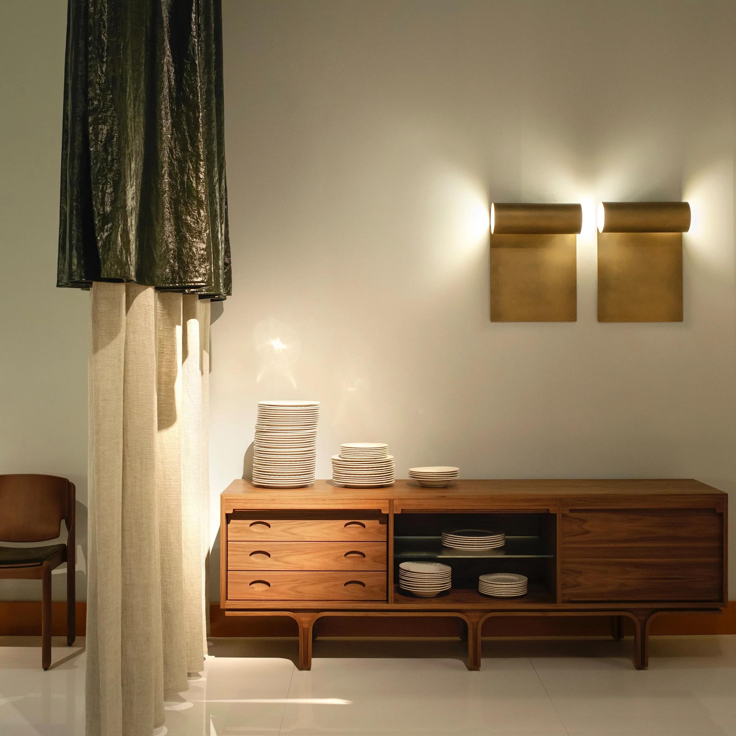 Dórico es un diseño de Umberto Bellardi Ricci para Tacchini: un aplique que evoca las columnas dóricas de la Grecia clásica y se inspira en los recientes experimentos del diseñador con la espiral áurea, o divina proporción, y las formas curvilíneas
