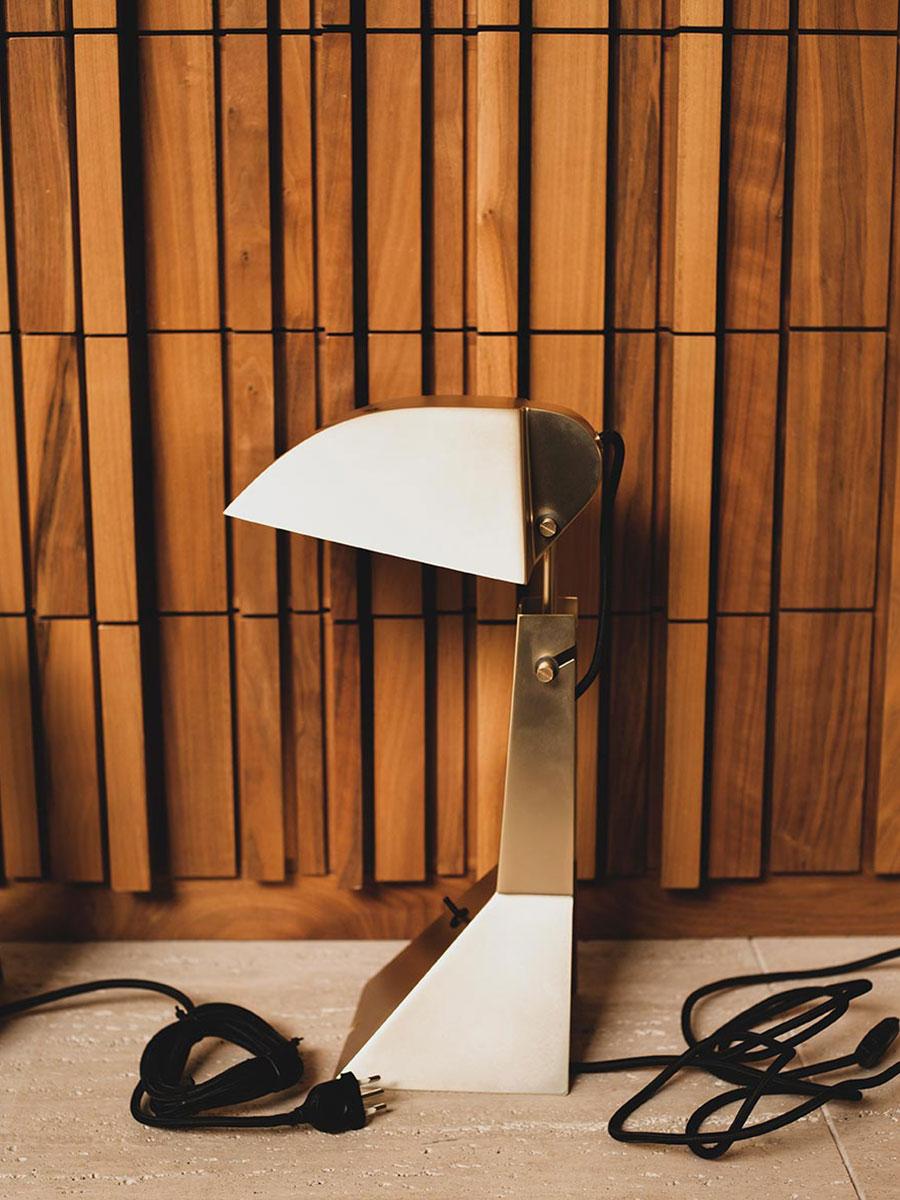 XXIe siècle et contemporain Lampe de bureau Tacchini E63 en cuivre mat brossé conçue par Umberto Riva en vente