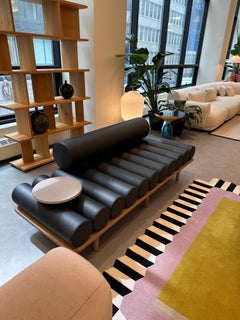 Cama de día de piel Tacchini Five to Nine con mesa de cemento by Studiopepe in STOCK