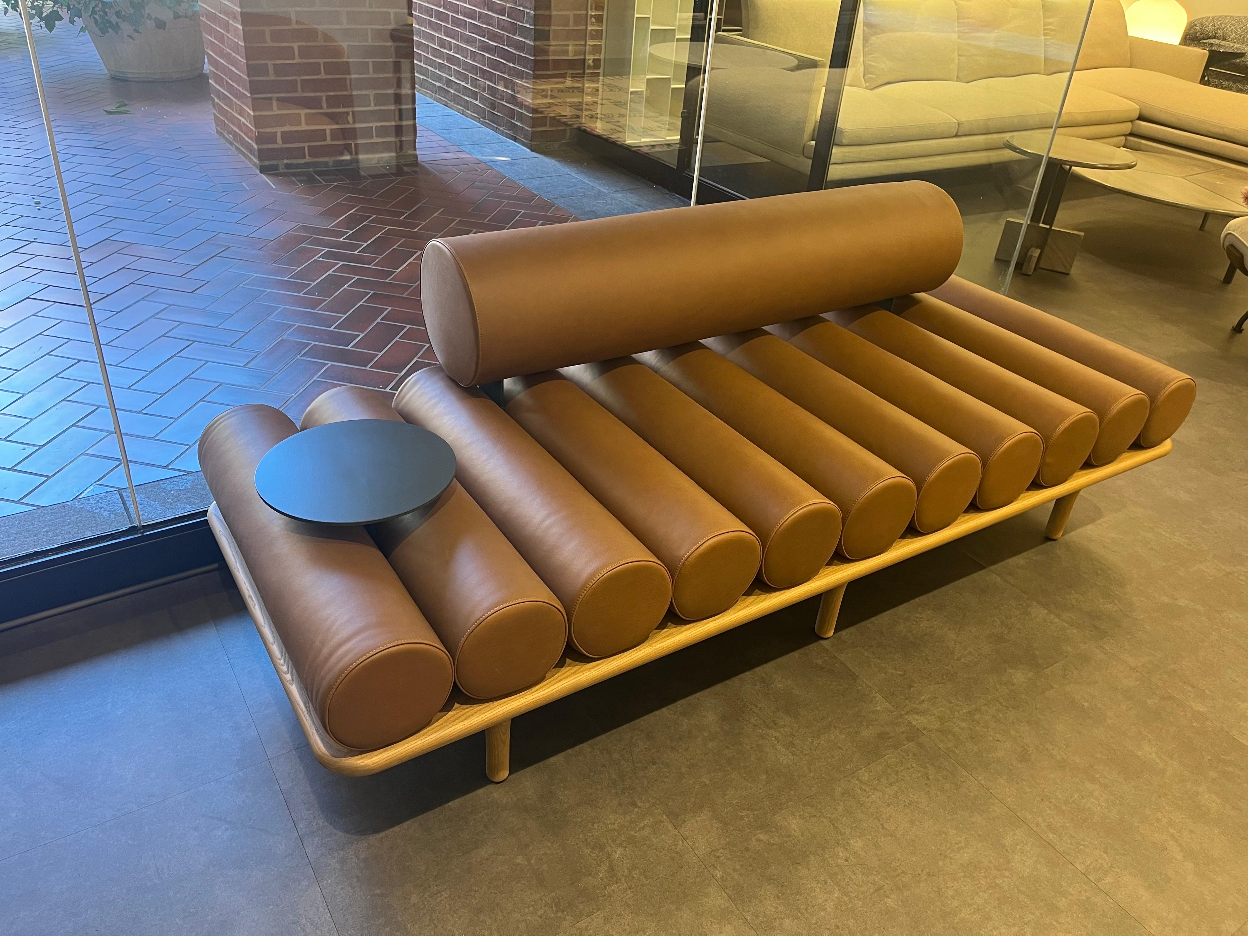 Italiano Tacchini Five to Nine Daybed in pelle con tavolino in metallo di Studiopepe in STOCK