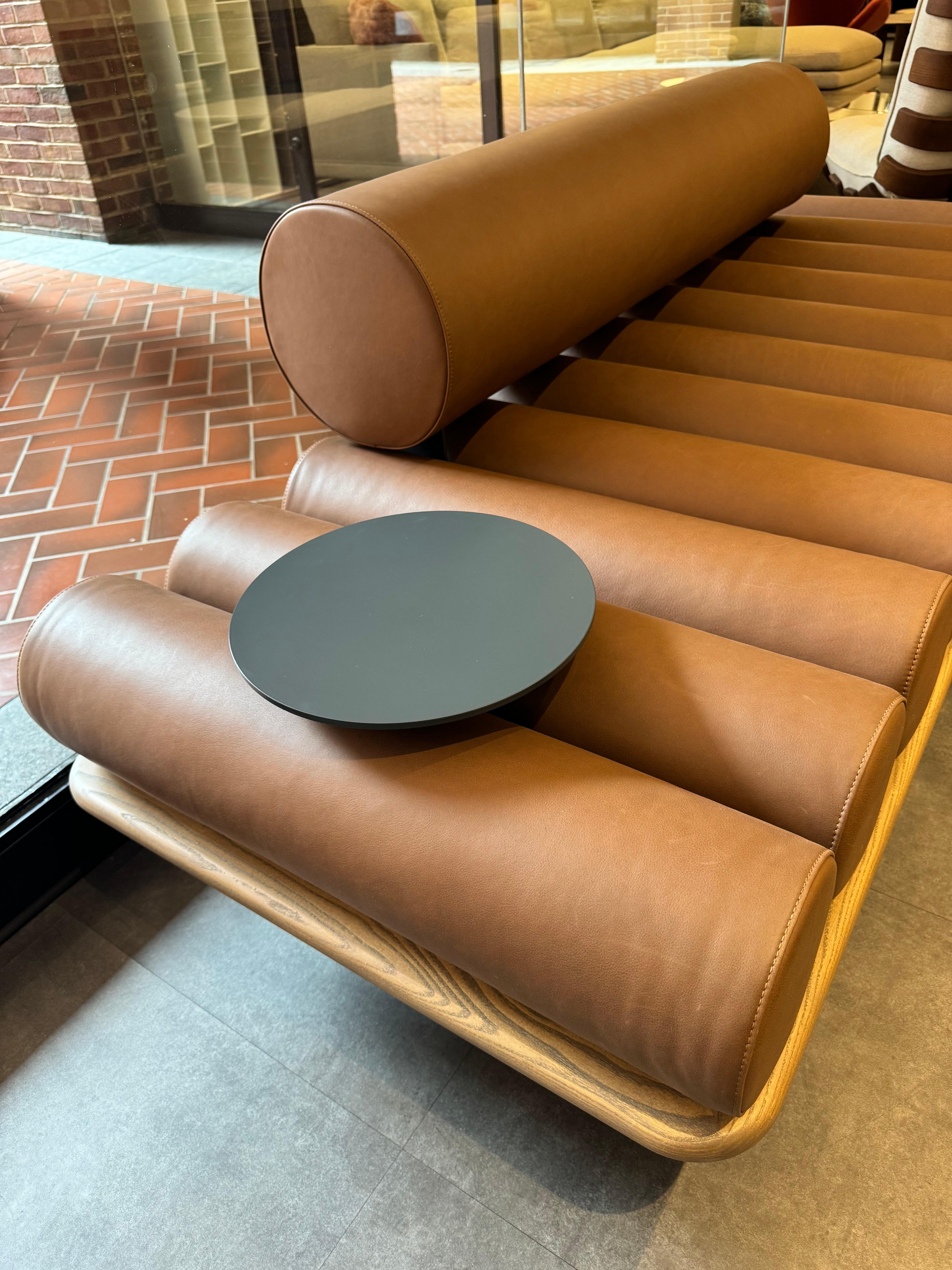 Tacchini Five to Nine Daybed in pelle con tavolino in metallo di Studiopepe in STOCK In condizioni ottime a New York, NY
