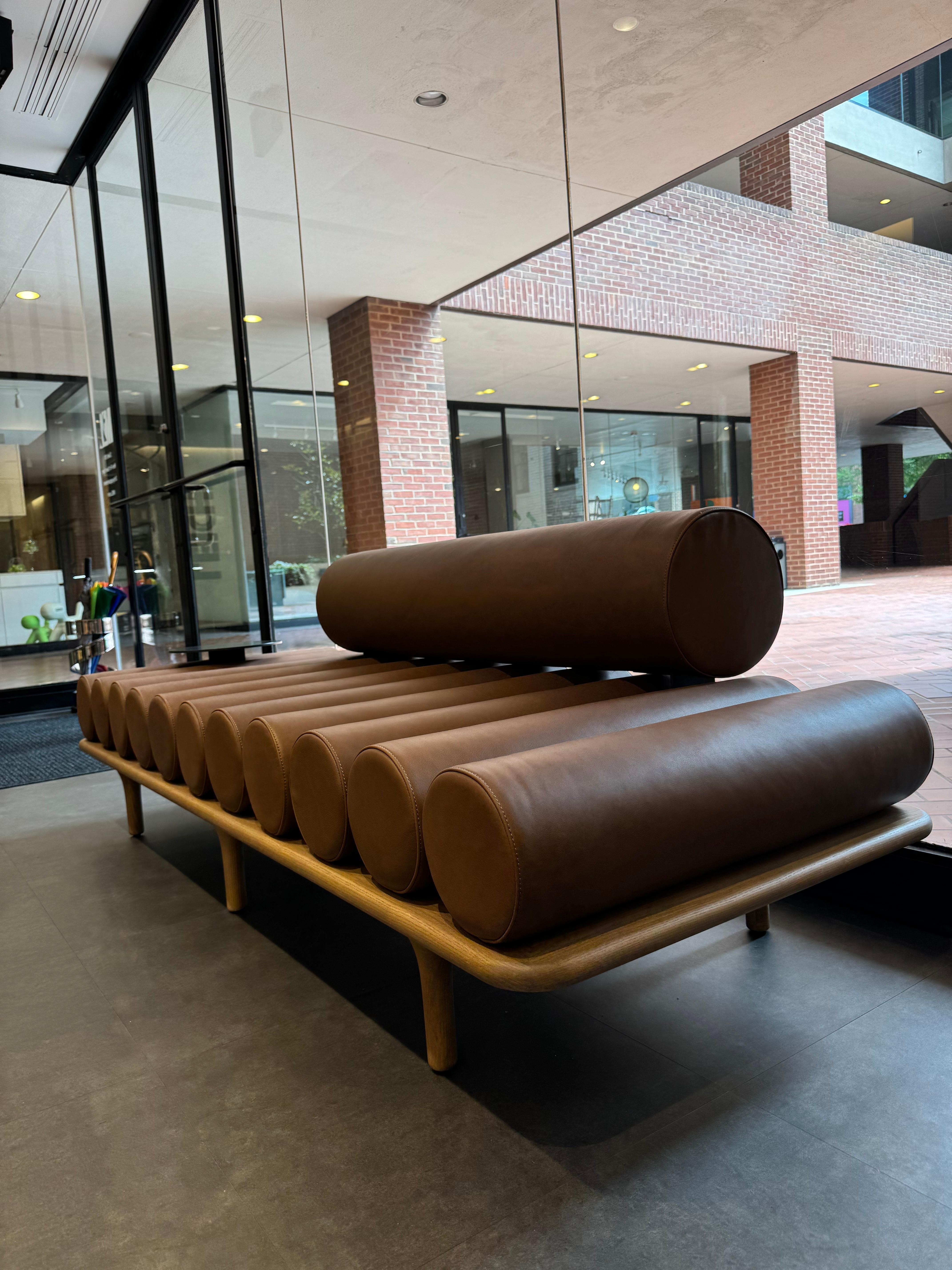 XXI secolo e contemporaneo Tacchini Five to Nine Daybed in pelle con tavolino in metallo di Studiopepe in STOCK