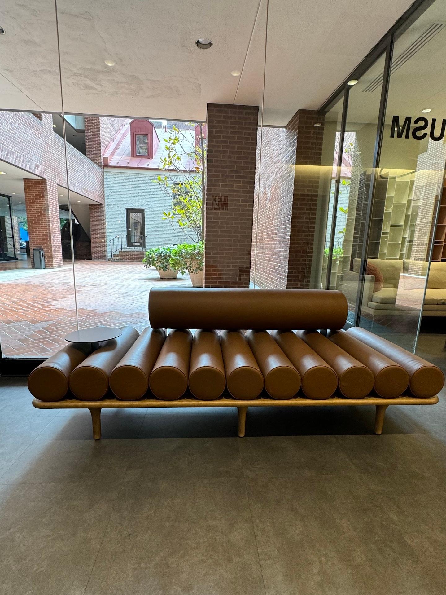 Pelle Tacchini Five to Nine Daybed in pelle con tavolino in metallo di Studiopepe in STOCK