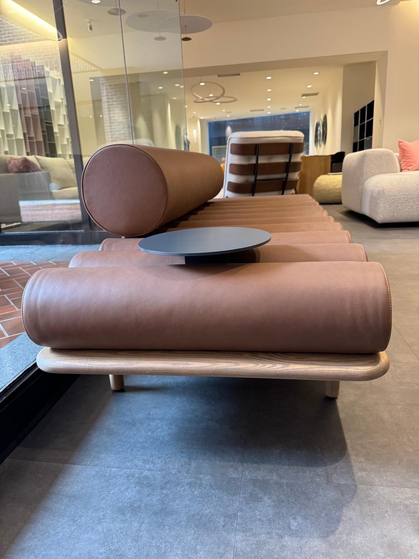 Tacchini Five to Nine Daybed in pelle con tavolino in metallo di Studiopepe in STOCK 1
