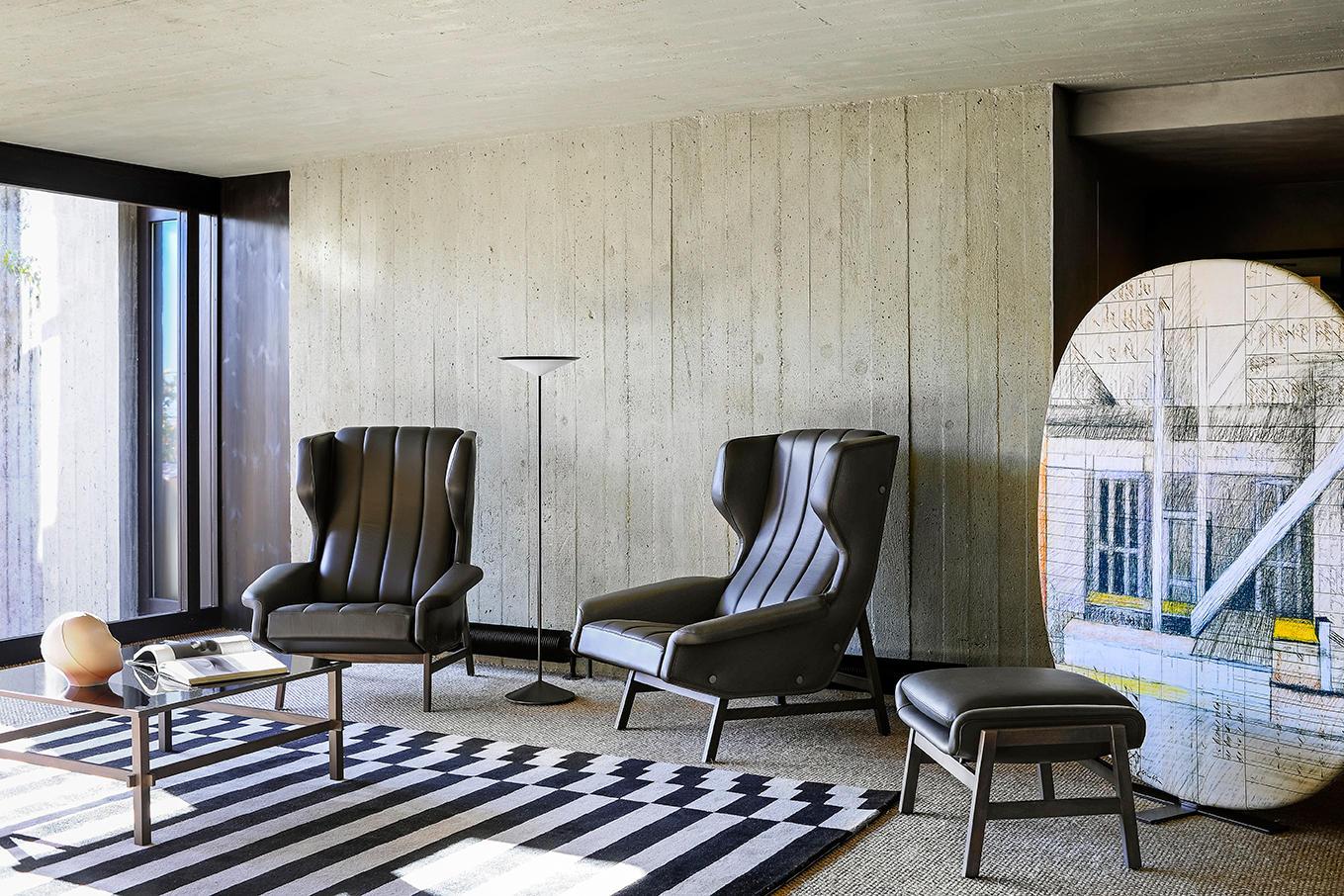 Una riedizione del famoso modello 877 di Gianfranco Frattini, del 1957, intitolato alla moglie di Gio Ponti, grande maestro e mentore del designer. Giulia è l'interpretazione moderna di Frattini della classica poltrona con schienale ad ala ed è uno