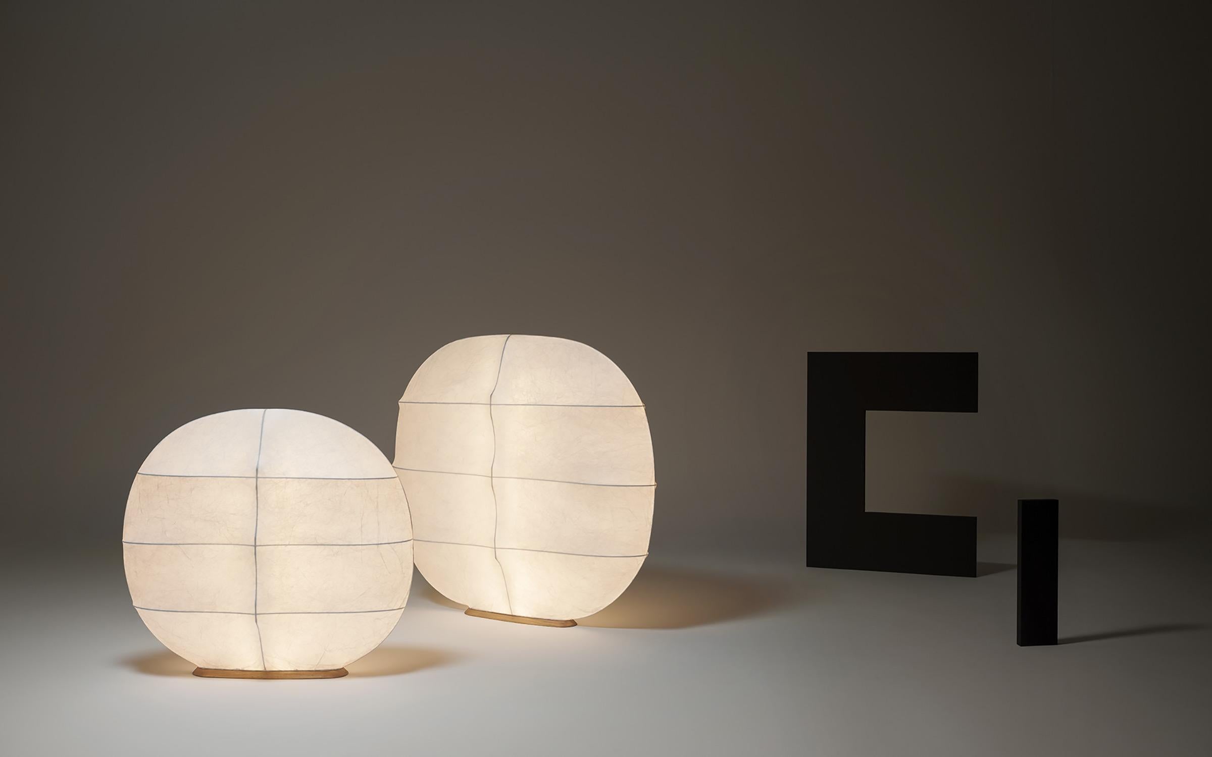 An ethereal and floating sculpture that transforms matter into a design tool. A warm and suffused glow that divides the space, but at the same time unites it. Available in two sizes, Studiopepe’s luminous screen is made of cocoon resin fiber – a