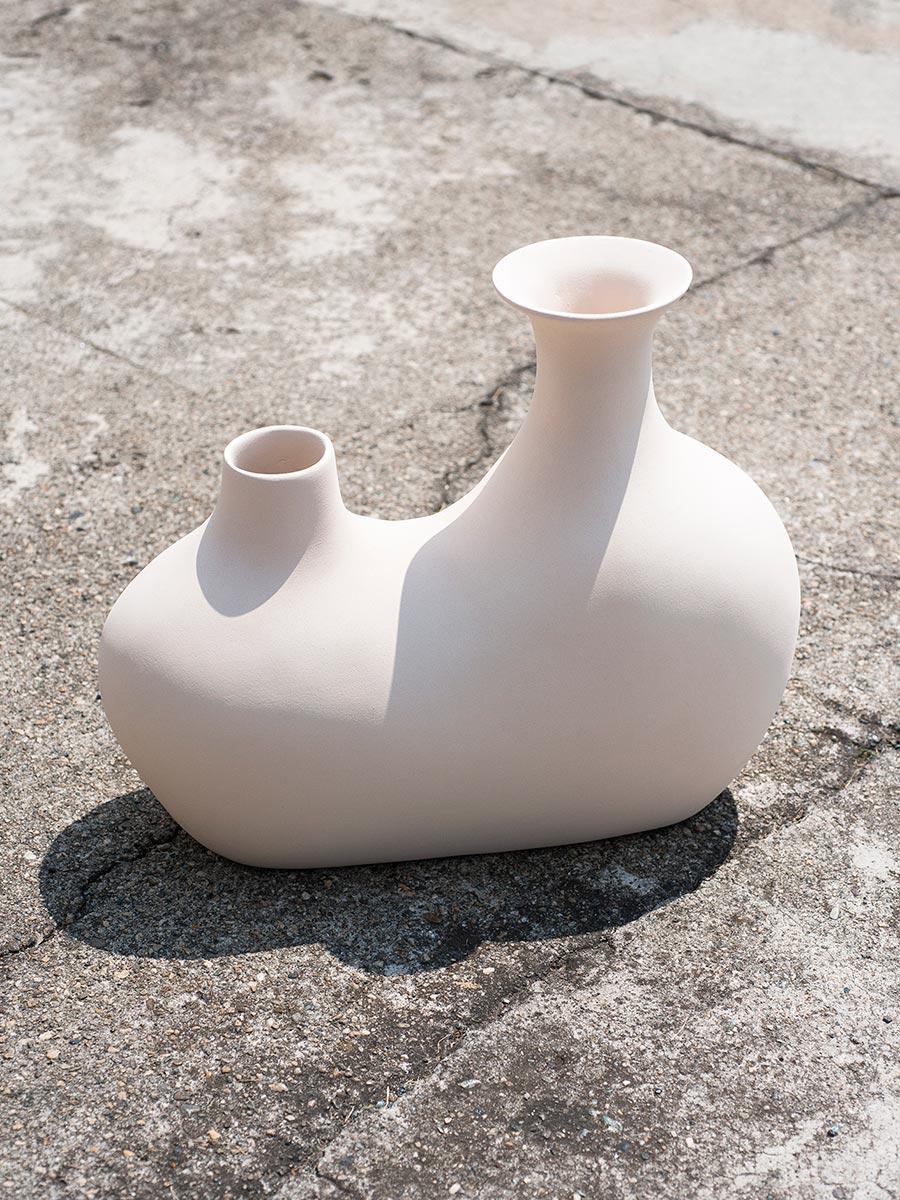 Named Venus in honor of the planet long associated with beauty and harmonious shapes, the vase’s rounded contours celebrate femininity and the anatomical sinuousness of classical sculptures.
Handmade single piece.