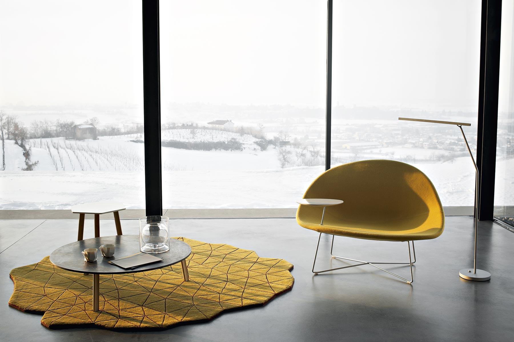 In waiting spaces, people naturally tend to assume a relaxed posture, particularly while using their computer, laptop or smartphone for work or to pass the time. This consideration was the starting point for the conception of Isola, an armchair with