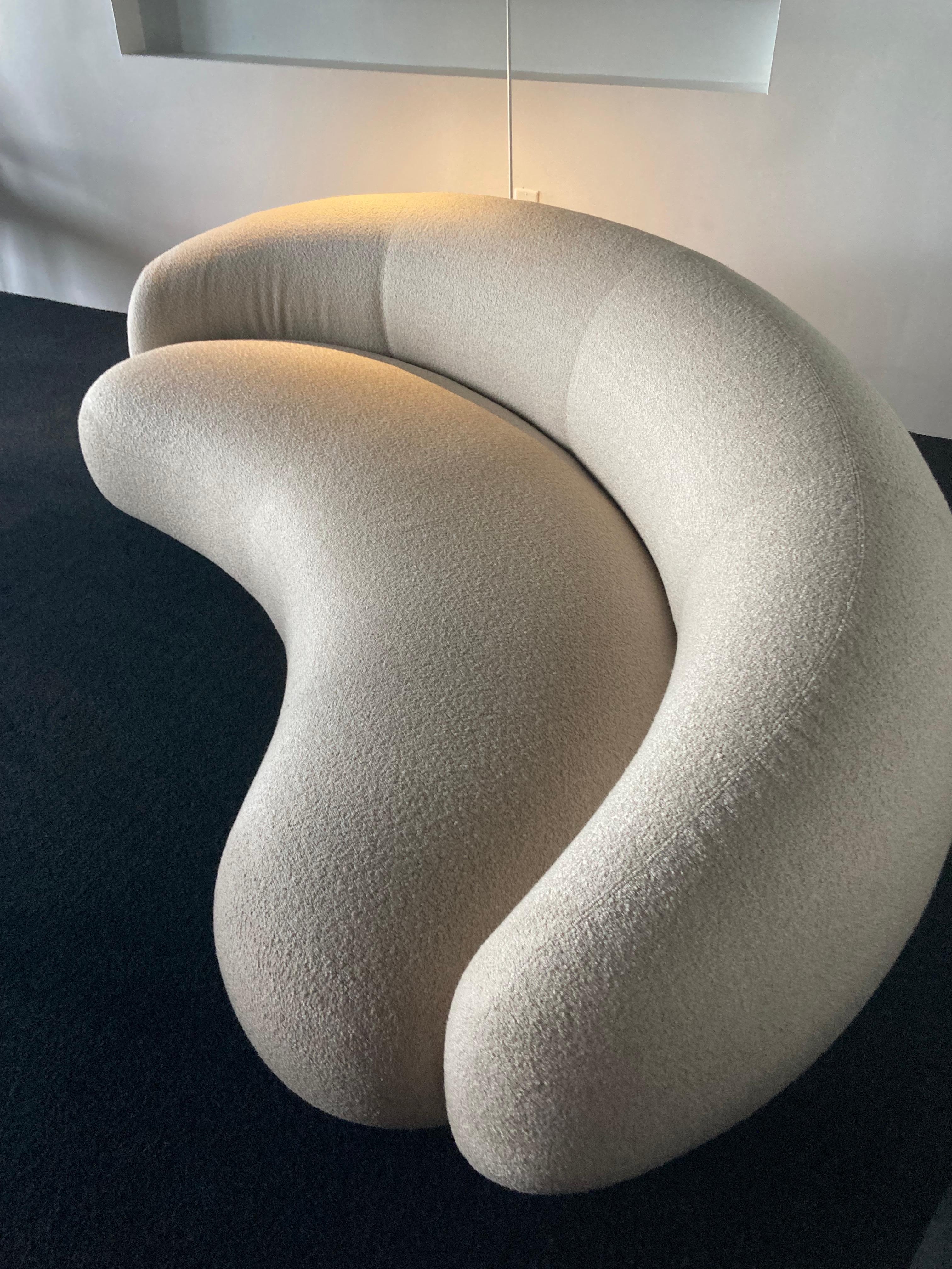 OJUL240 DIONEA02
Soft, enveloping shapes characterize this family of upholstered pieces. Julep is influenced by the 1950s Avant-Garde movement, drawing upon its simplicity and grandeur, refined by a contemporary, romantic, feminine allure. Star of