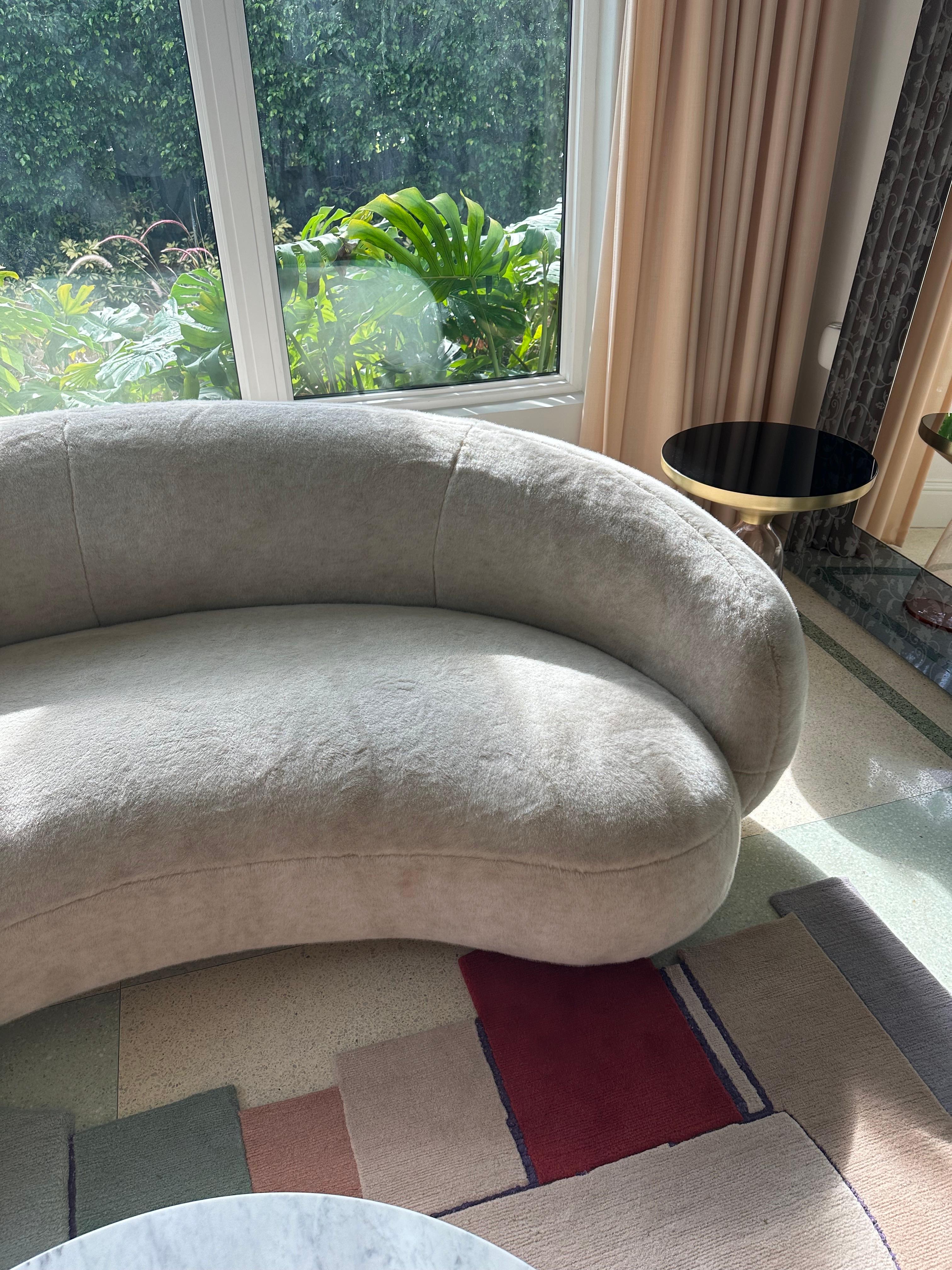OJUL240
Soft, enveloping shapes characterize this family of upholstered pieces. Julep is influenced by the 1950s Avant-Garde movement, drawing upon its simplicity and grandeur, refined by a contemporary, romantic, feminine allure. Star of the