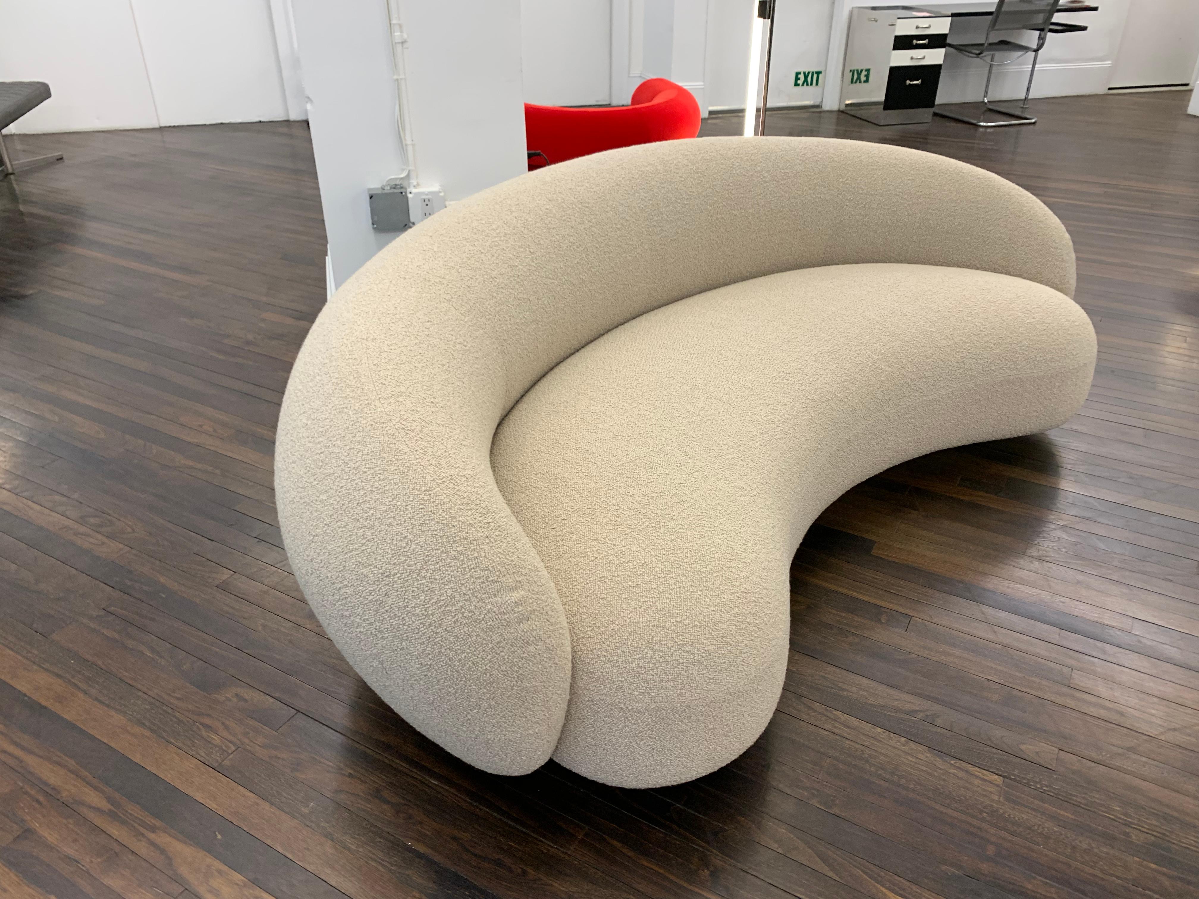 Soft, enveloping shape. Julep is influenced by the 1950s Avant Garde movement, drawing upon its simplicity and grandeur, refined by a contemporary, romantic, feminine allure. – Fully upholstered, the seats look ample and full, yet convey a sense of