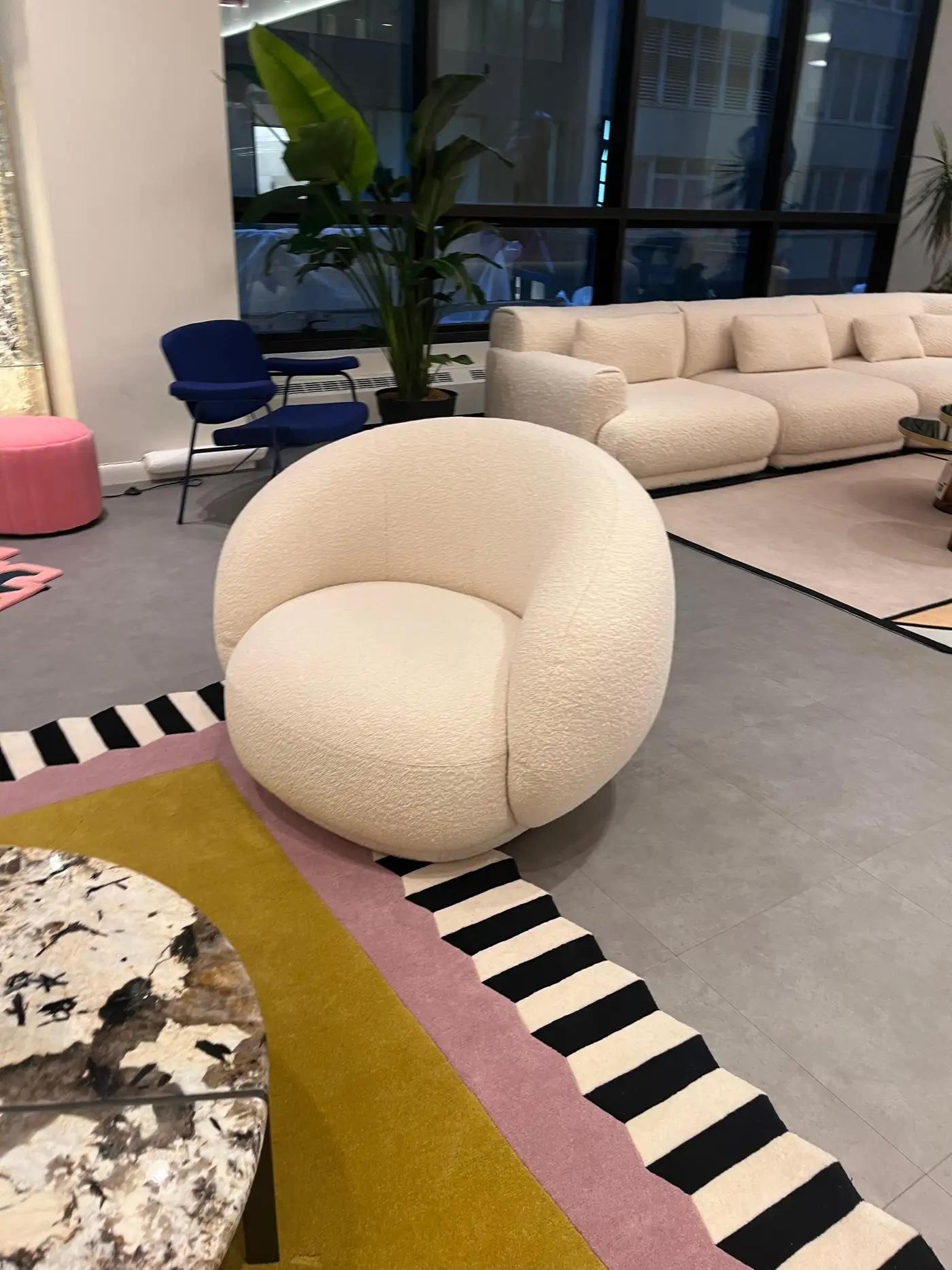 UPholstered in Ricinus 05.
WITH CAL 117 FR FOAM
Soft, enveloping shapes characterize this family of upholstered pieces. Julep is influenced by the 1950s Avant Garde movement, drawing upon its simplicity and grandeur, refined by a contemporary,
