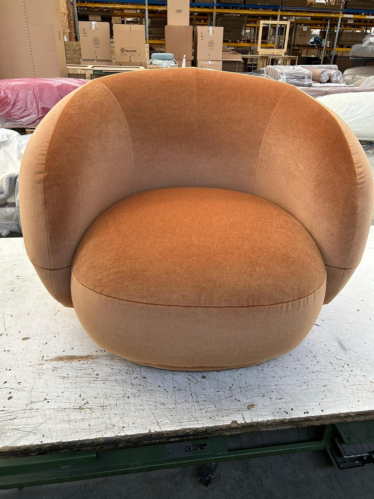 CJULS102MIR11
CAT. V MIRABILIS 11
SOFT VERSION
WITH CAL 117 FR FOAM
Soft, enveloping shapes characterize this family of upholstered pieces. Julep is influenced by the 1950s Avant Garde movement, drawing upon its simplicity and grandeur, refined by a