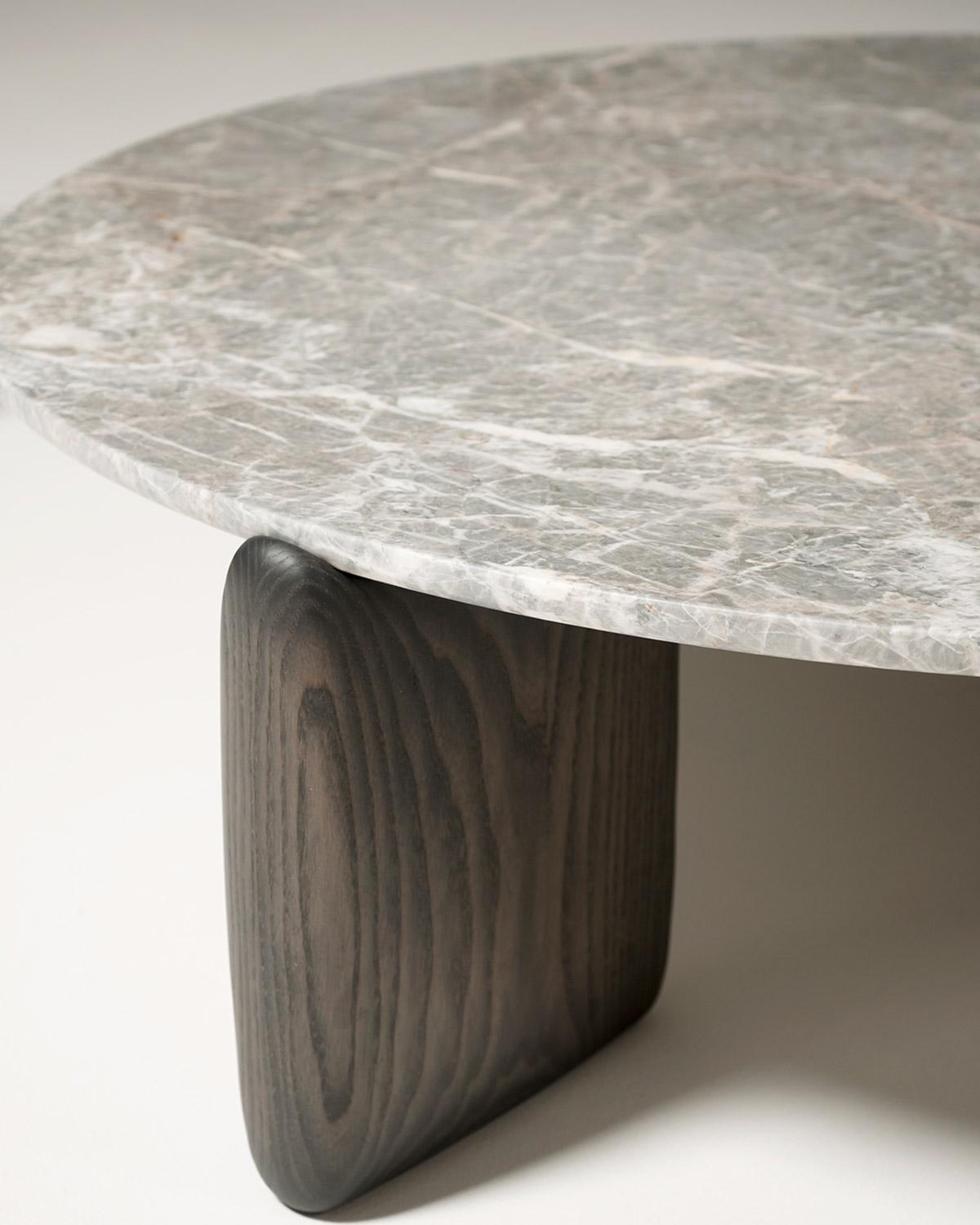 Tacchini Kanji Tisch aus Marmor und Holz entworfen von Monica Förster (Italienisch) im Angebot