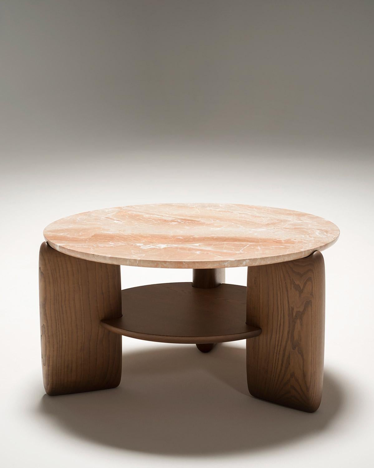 Tacchini Kanji Tisch aus Marmor und Holz entworfen von Monica Förster (21. Jahrhundert und zeitgenössisch) im Angebot