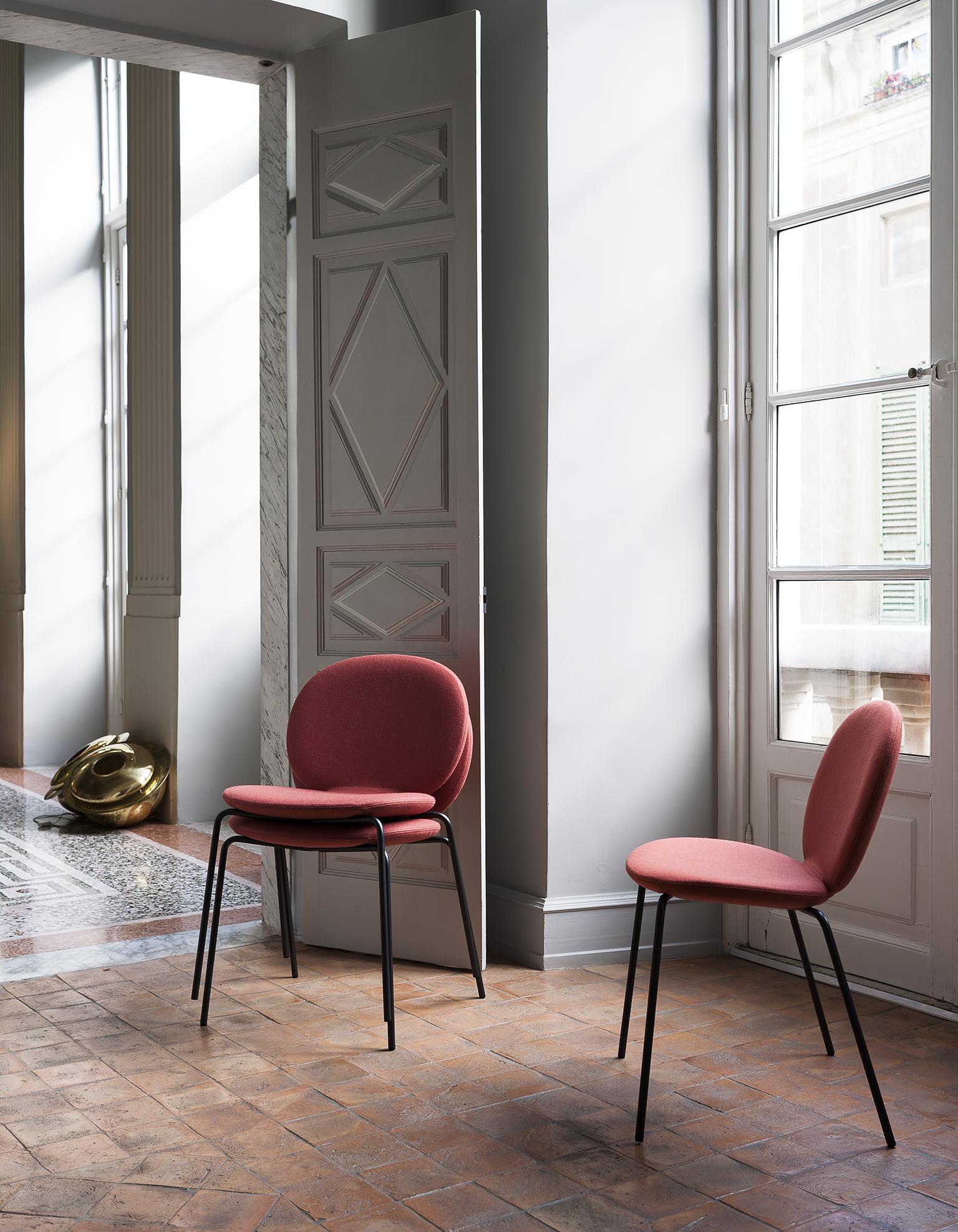 The designer drew inspiration from the work of minimalist artist Ellsworth Kelly, creating a chair with slender metal legs and a padded shell with a simple, linear shape. An essential, sleek chair for cultured and elegant settings, both domestic and