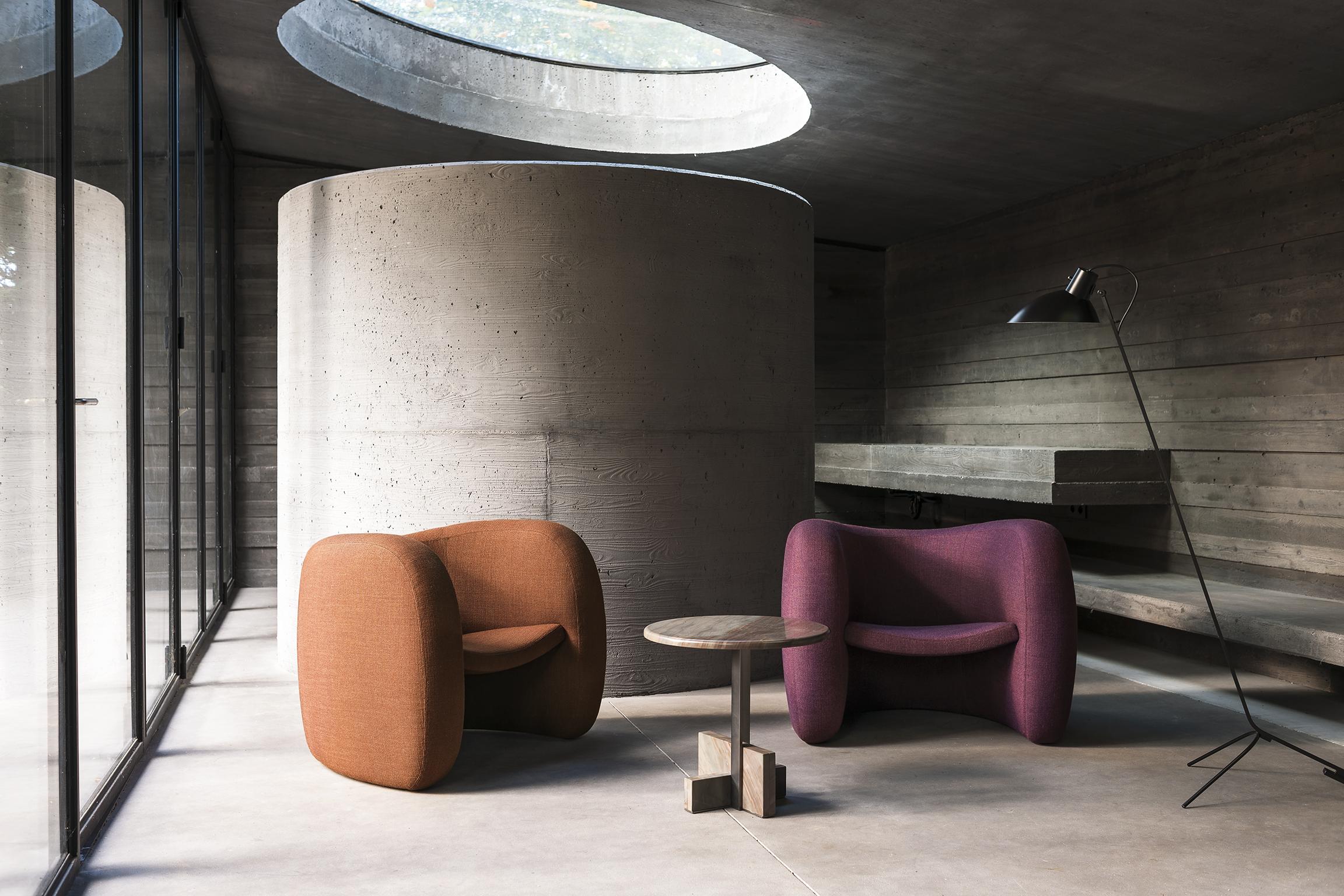 Zanini de Zanine, the famous Brazilian designer, son of architect and designer José Zanine Caldas, creates an absolutely original model, conceived exclusively for Tacchini: Lagoa. Its soft, rounded forms surround a suspended seat that gives a marked