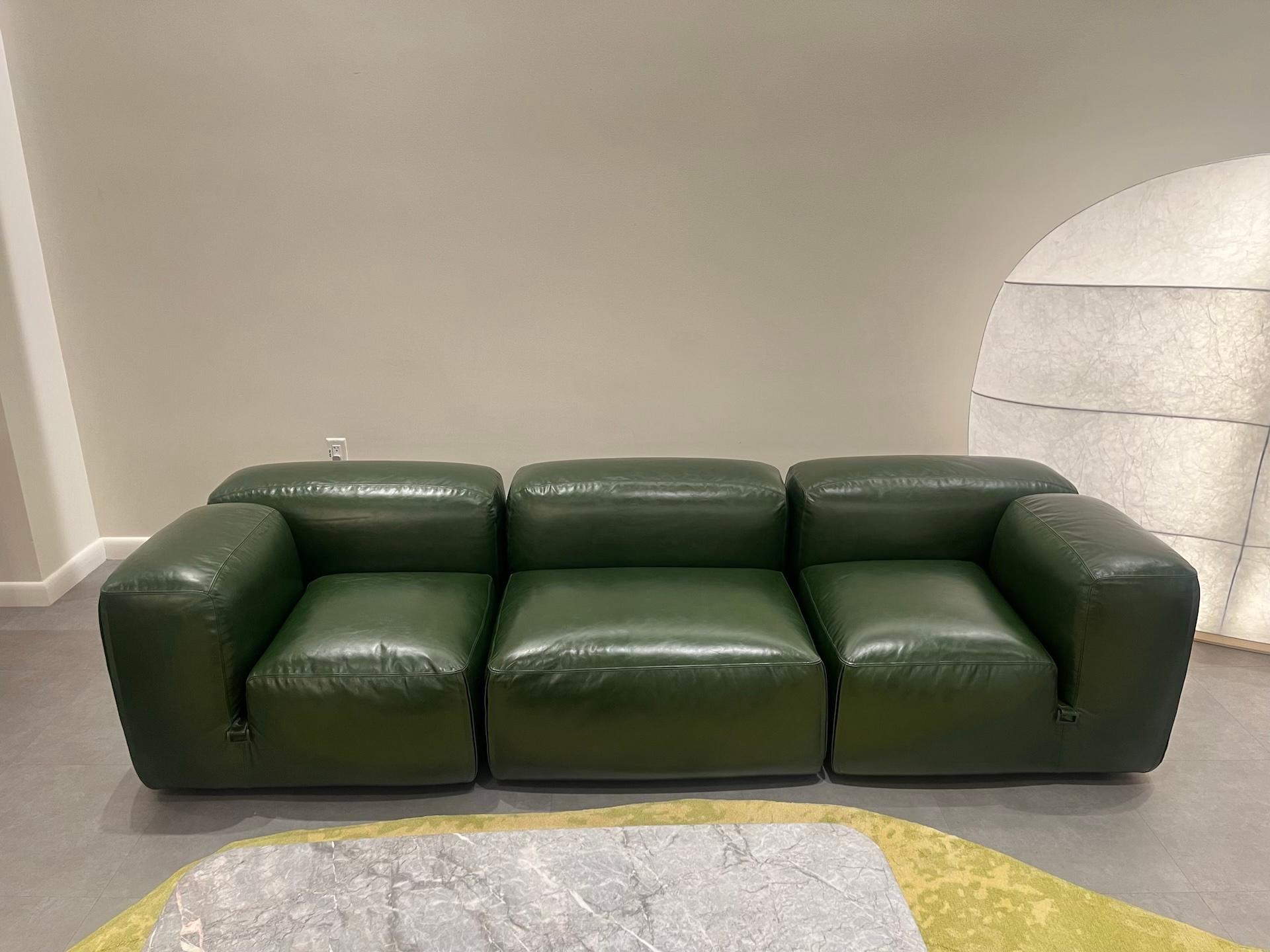 Tacchini Le Mura Leder-Sofa  von Mario Bellini in STOCK (Italienisch) im Angebot