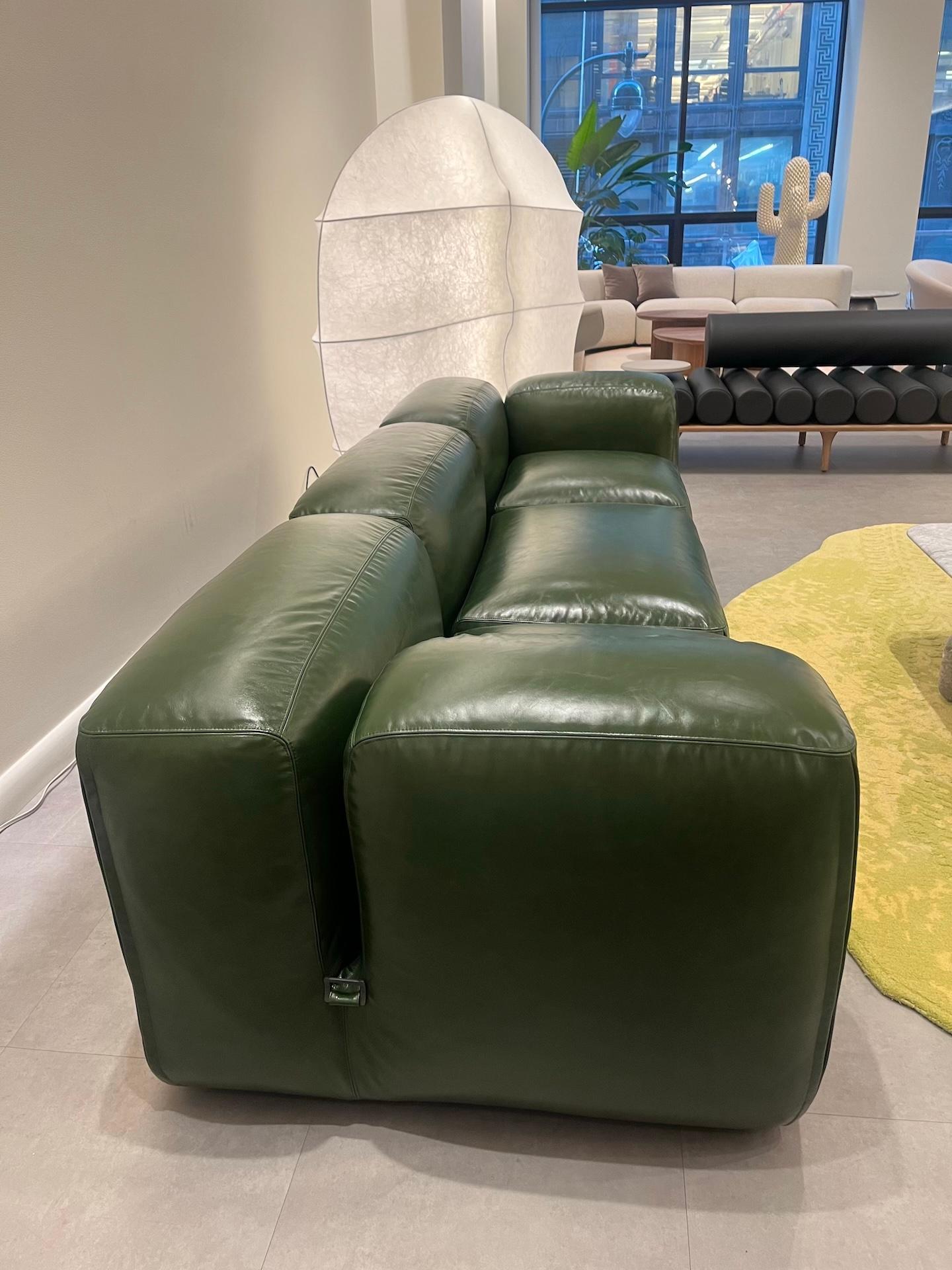 Tacchini Le Mura Leder-Sofa  von Mario Bellini in STOCK (21. Jahrhundert und zeitgenössisch) im Angebot