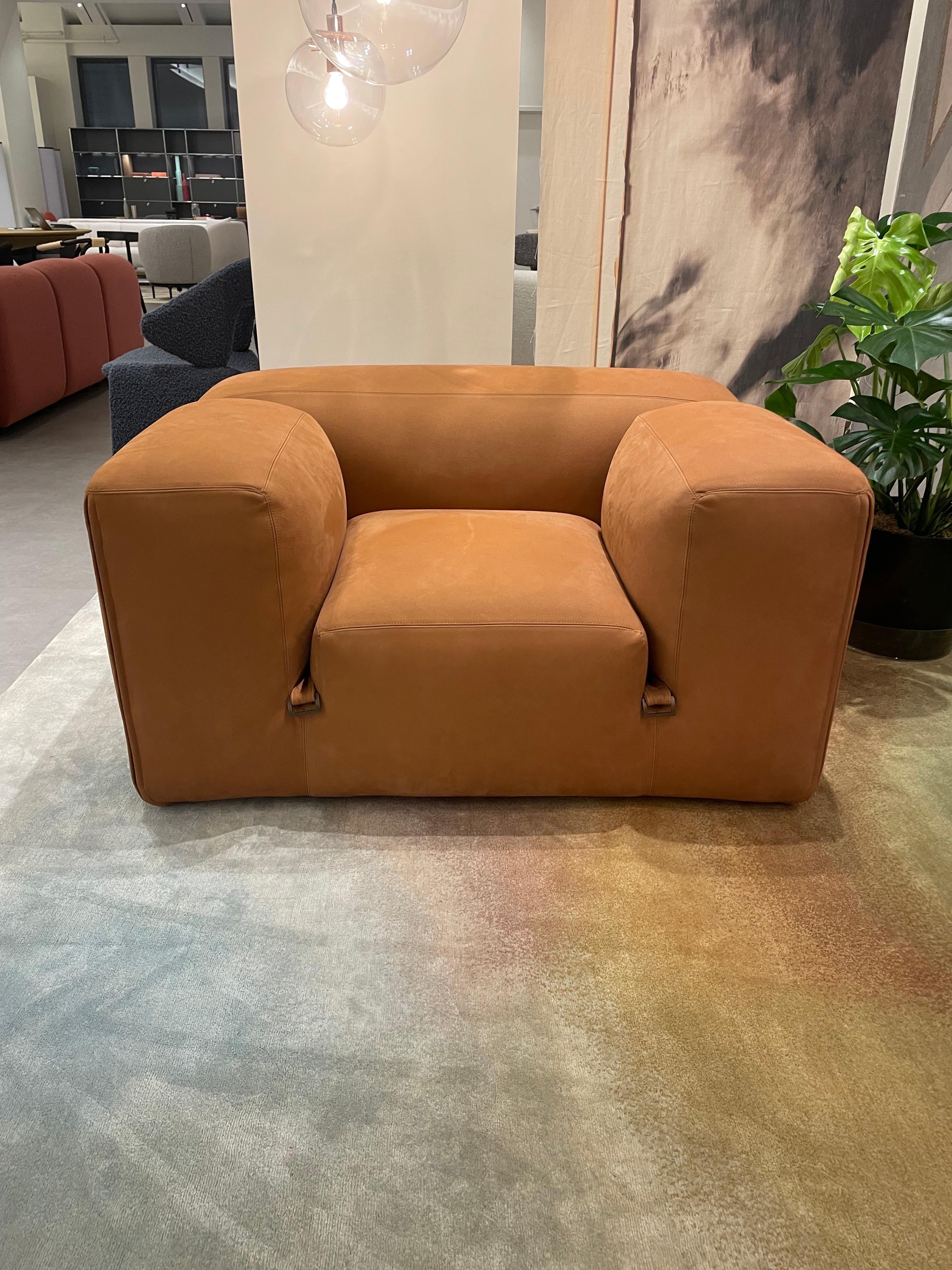 Le Mura Armchair
upholstered in Zahir 10 cat. Z aniline leather
Zipper T47


The project Le Mura by Mario Bellini represents the manifesto of a radical design that went through all the Italian 70s: design was as an answer to questions not only