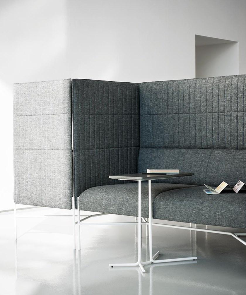 Ledge ist ein kleiner Couchtisch, der als Ergänzung zu den Sofas des modularen Systems chill-out entworfen wurde und deren essentielle Linien aufgreift. Er hat ein versetztes Metallgestell, das Leichtigkeit und Stabilität bietet. Mit seinen zarten