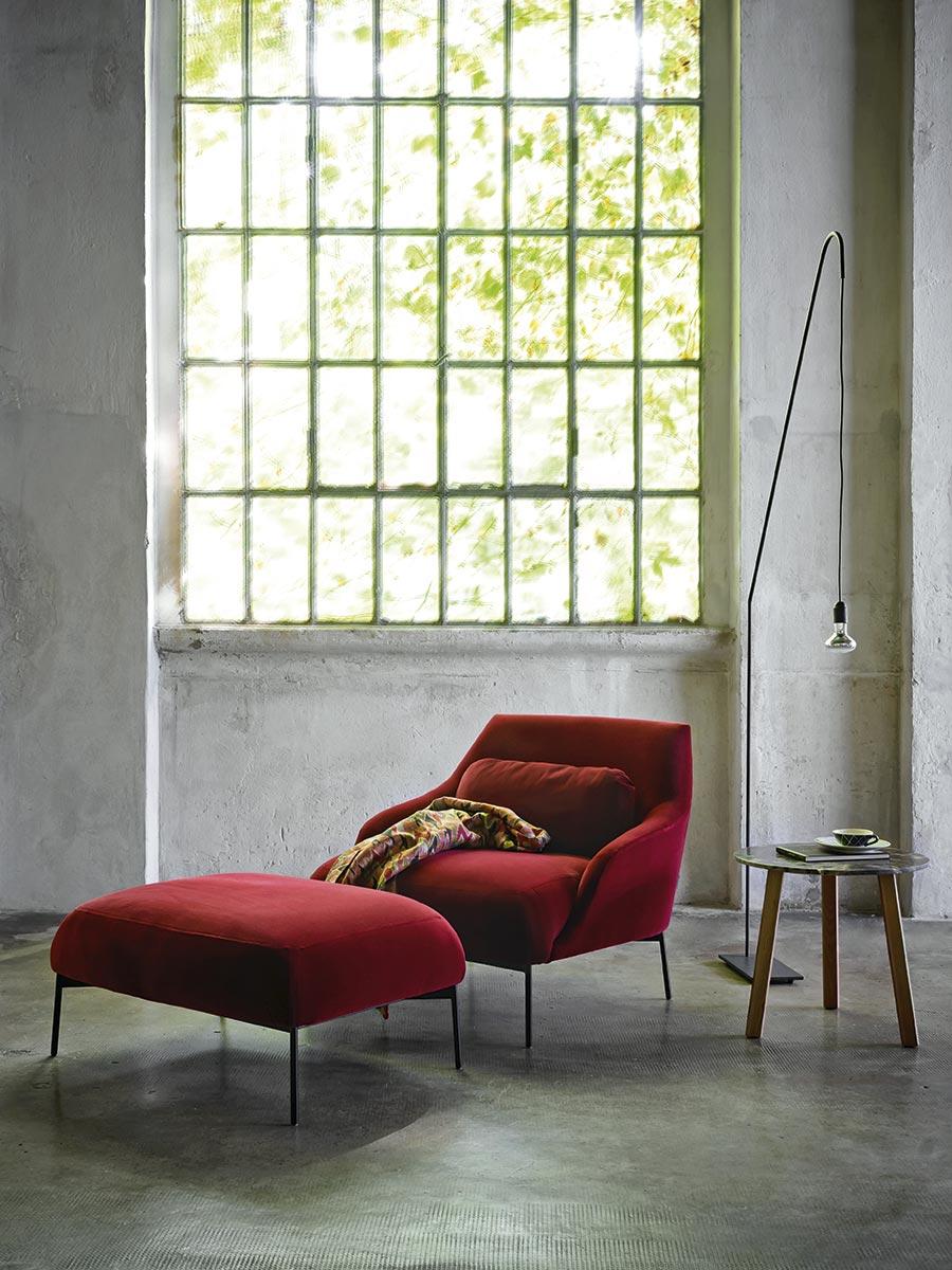 A system consisting of sofas and armchairs in different sizes, with a markedly sleek shape to receive the body nicely. Extra comfort is given by the large lumbar supporting cushion on the ample seat. Elegantly thin are the feet at the base of the
