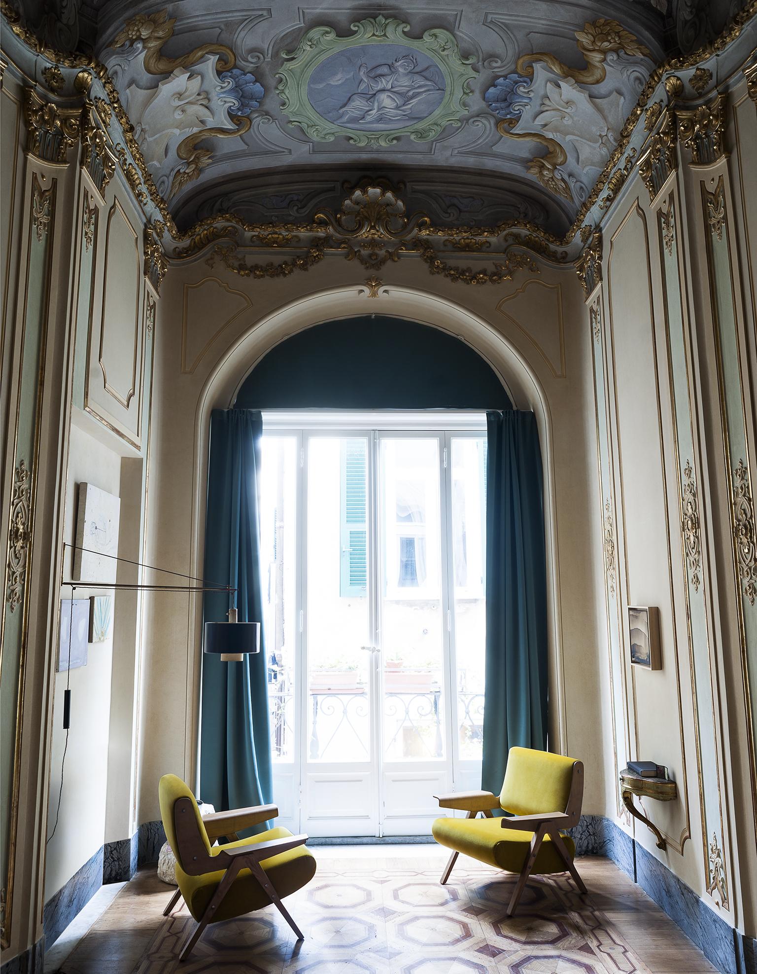 Lina est une réédition de l'un des premiers projets conçus par Gianfranco Frattini, l'un des grands maîtres du design italien. Nommé en 1955 pour le Compasso d'oro, ce fauteuil présente une structure en bois inhabituelle qui lui confère une
