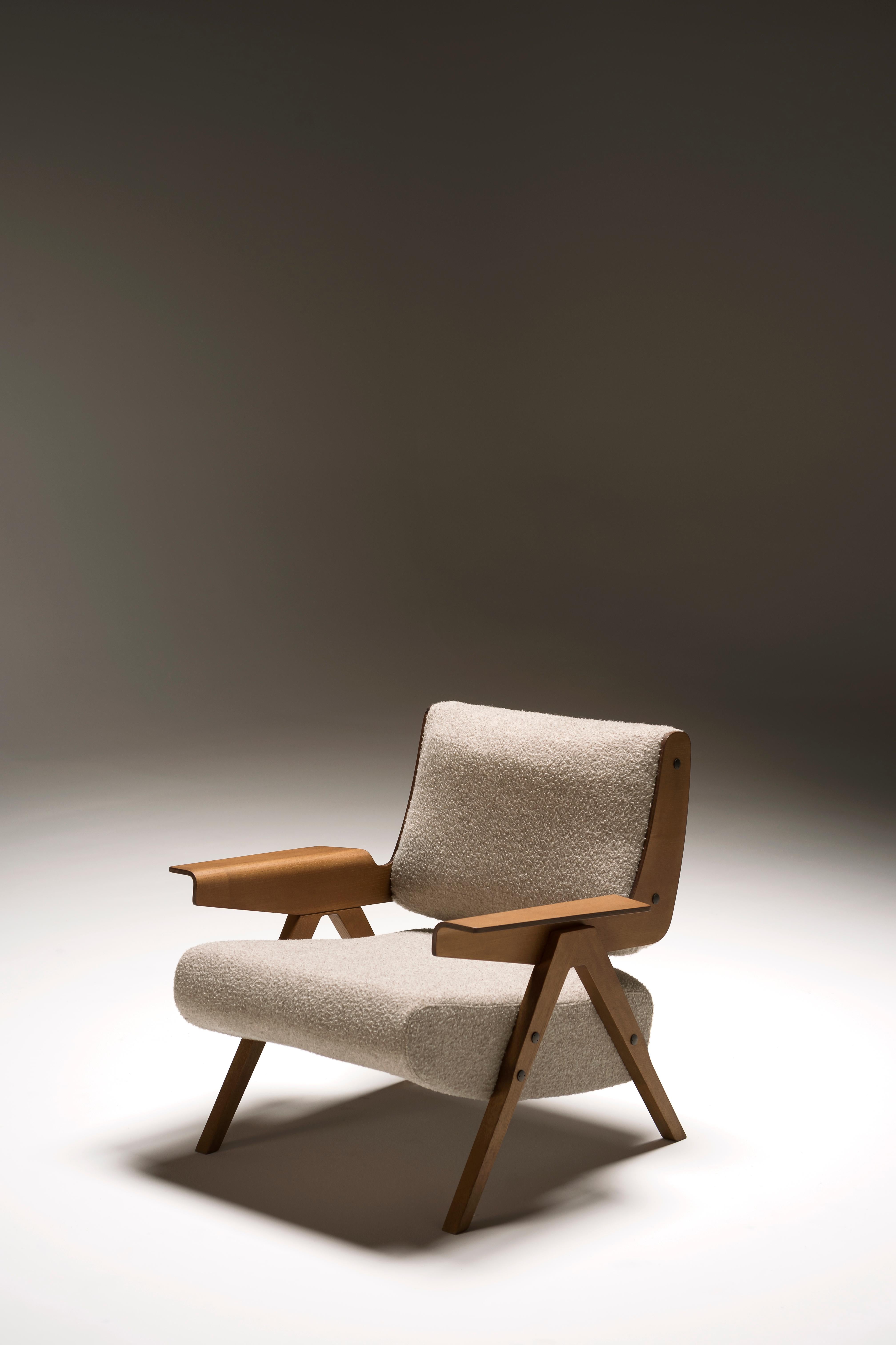 Lina is a re-edition of one of the earliest projects designed by Gianfranco Frattini, one of the great masters of Italian design. Nominated in 1955 for the Compasso d’oro, the armchair features an unusual wood frame that lends it a solid, yet