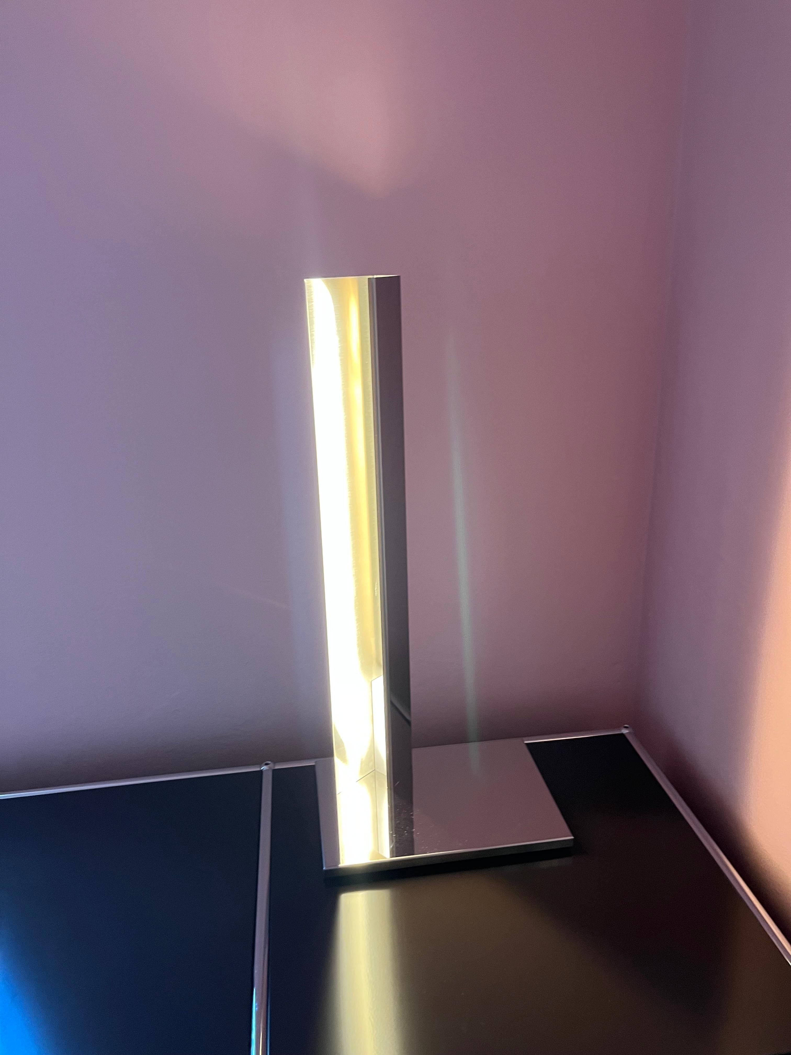 Lampada da tavolo Tacchini Mano di Umberto Bellardi Ricci in STOCK In condizioni ottime in vendita a New York, NY