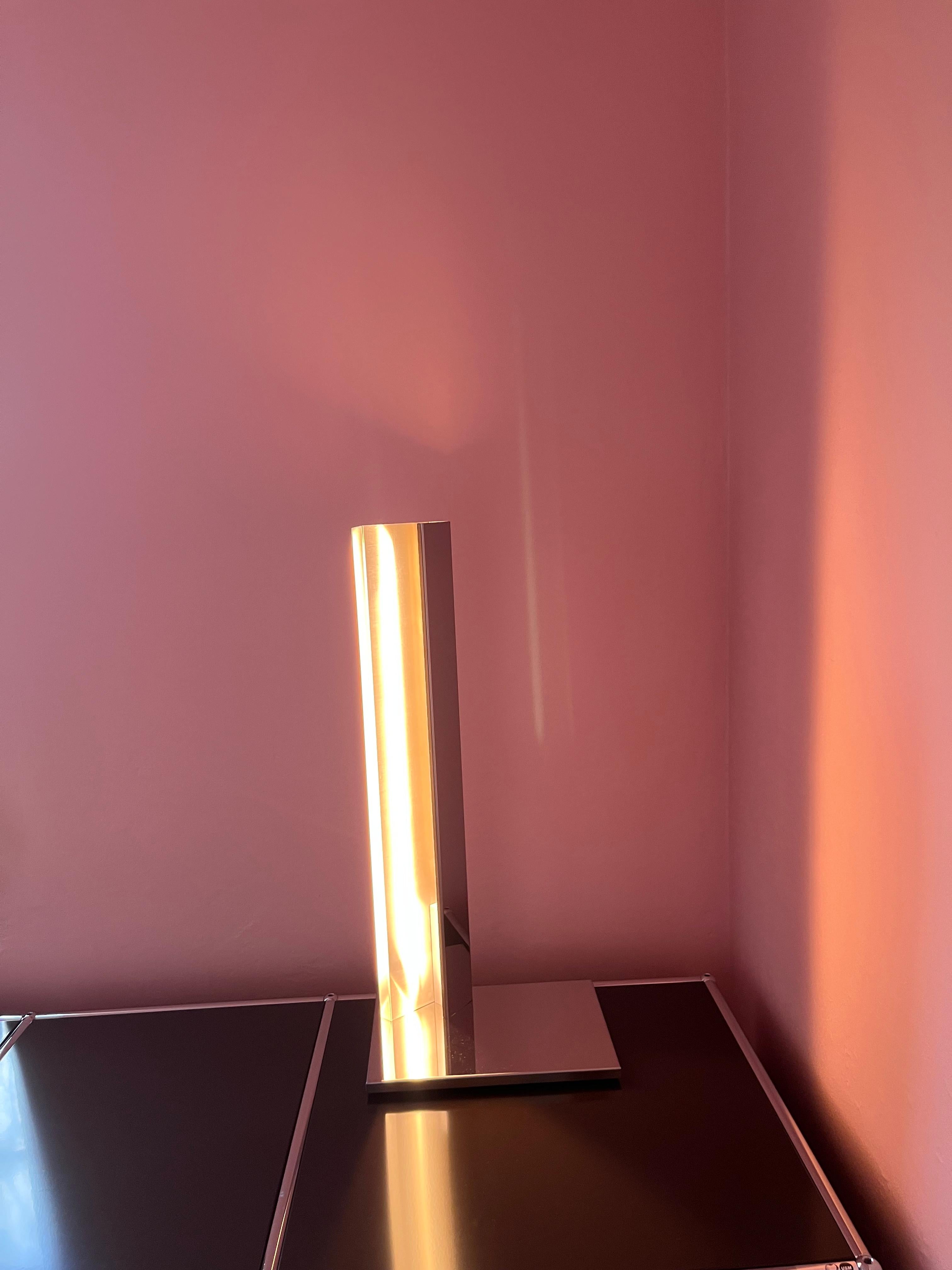XXI secolo e contemporaneo Lampada da tavolo Tacchini Mano di Umberto Bellardi Ricci in STOCK in vendita
