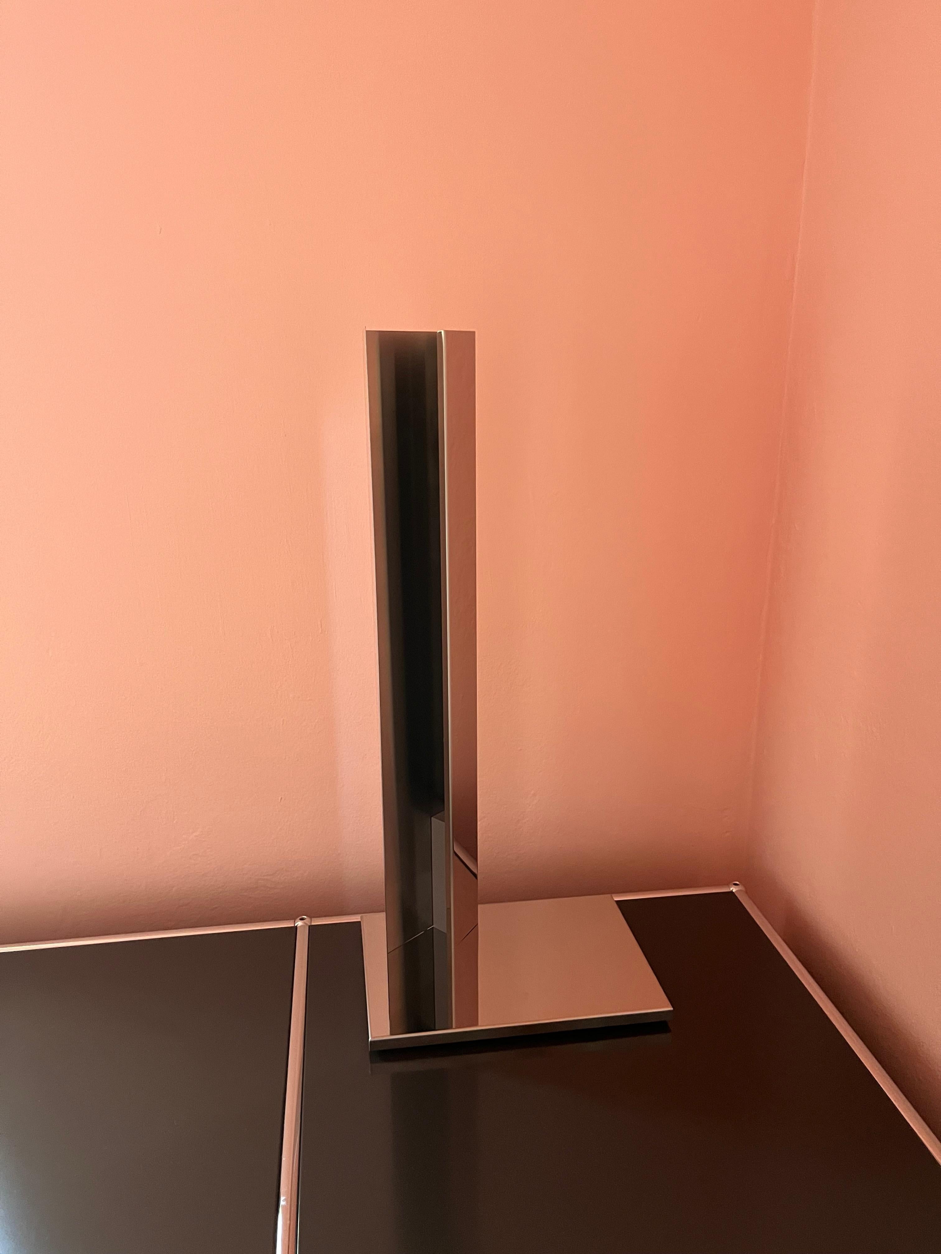 Cromo Lampada da tavolo Tacchini Mano di Umberto Bellardi Ricci in STOCK in vendita