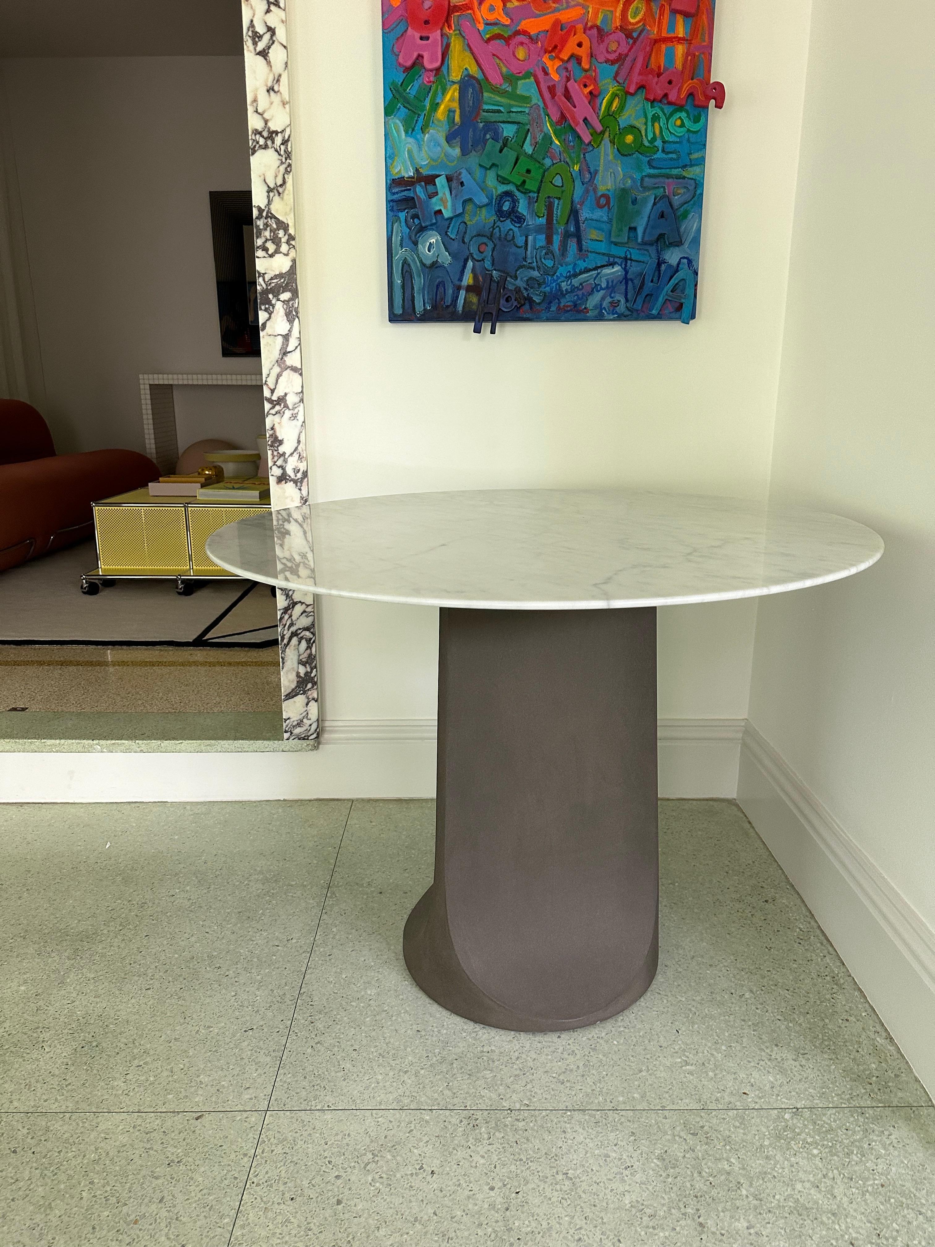 Table Togrul de Gordon Guillaumier avec plateau en marbre Tacchini, EN STOCK Excellent état - En vente à New York, NY