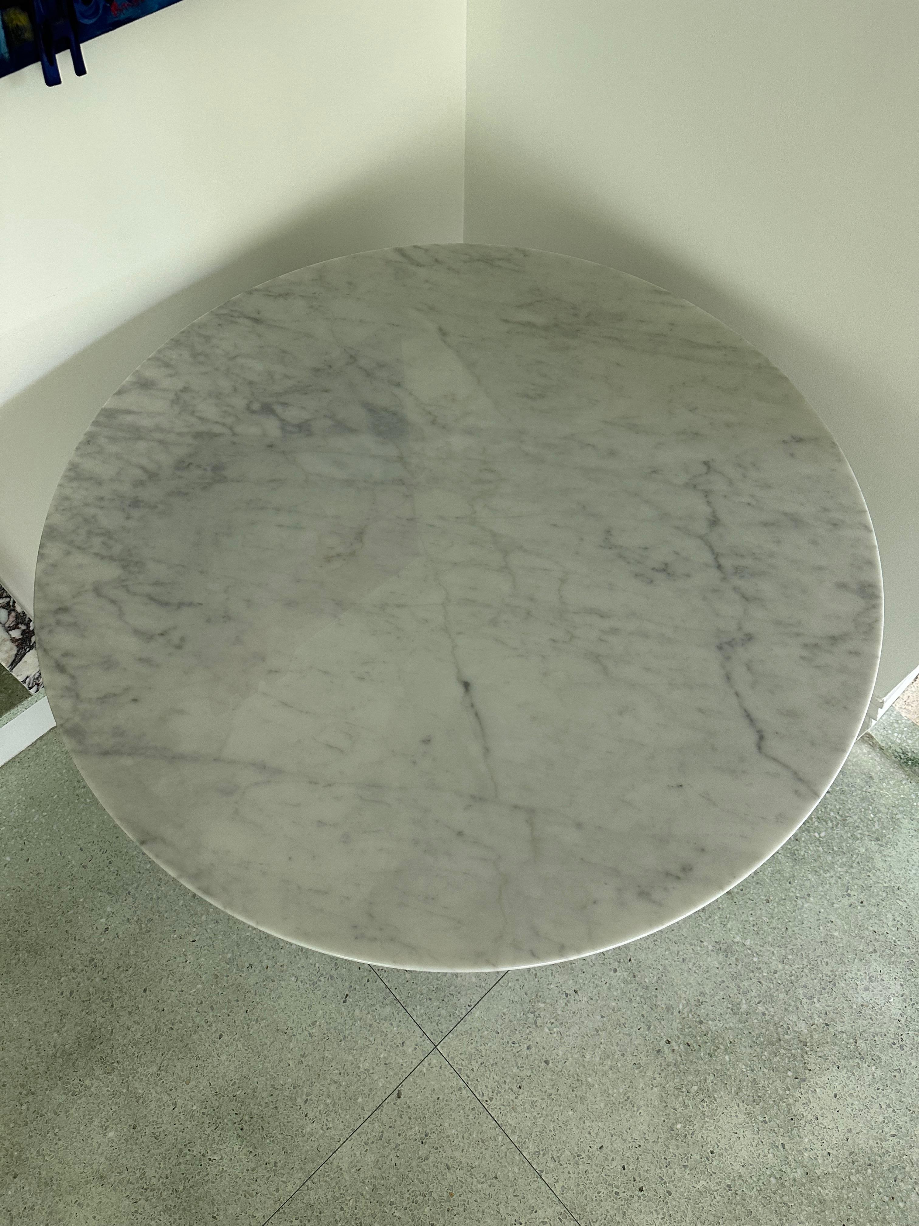 Marbre Table Togrul de Gordon Guillaumier avec plateau en marbre Tacchini, EN STOCK en vente