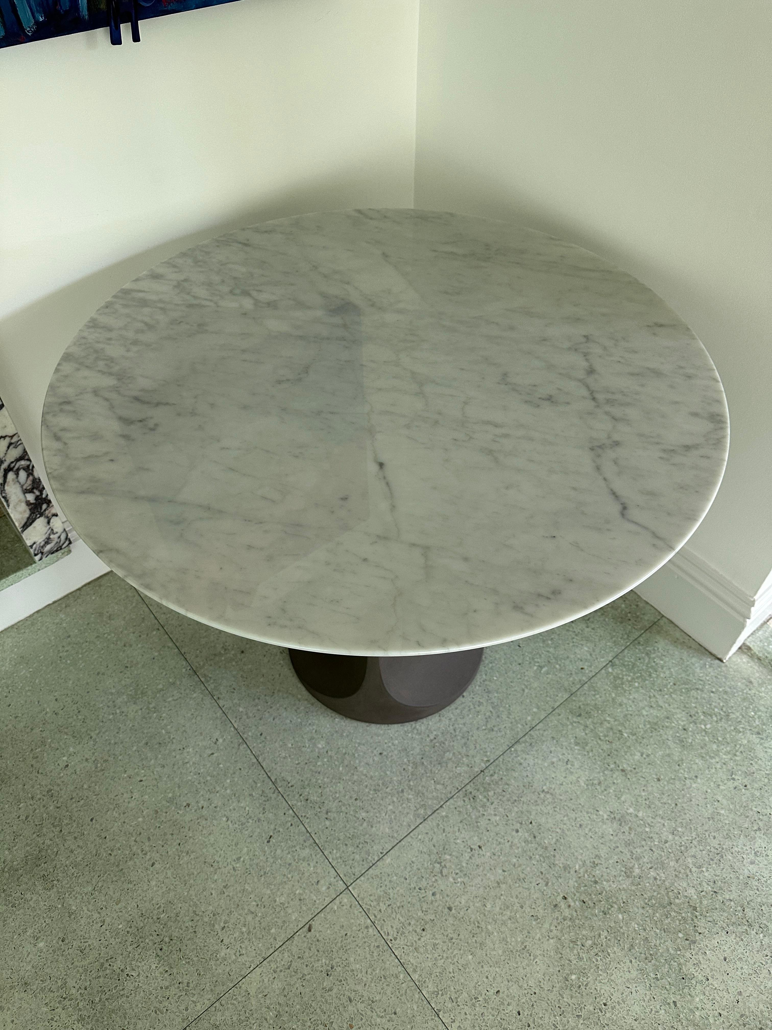 Table Togrul de Gordon Guillaumier avec plateau en marbre Tacchini, EN STOCK en vente 1