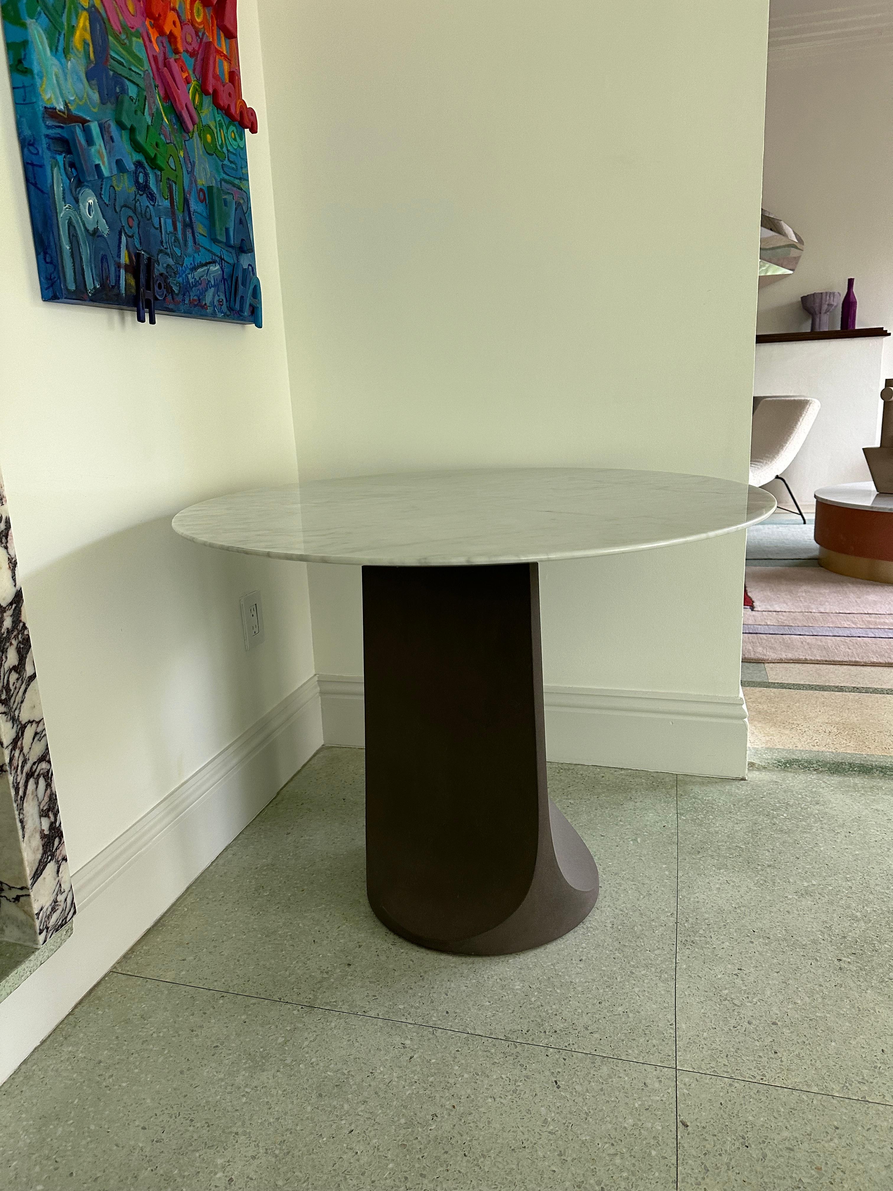 Table Togrul de Gordon Guillaumier avec plateau en marbre Tacchini, EN STOCK en vente 2