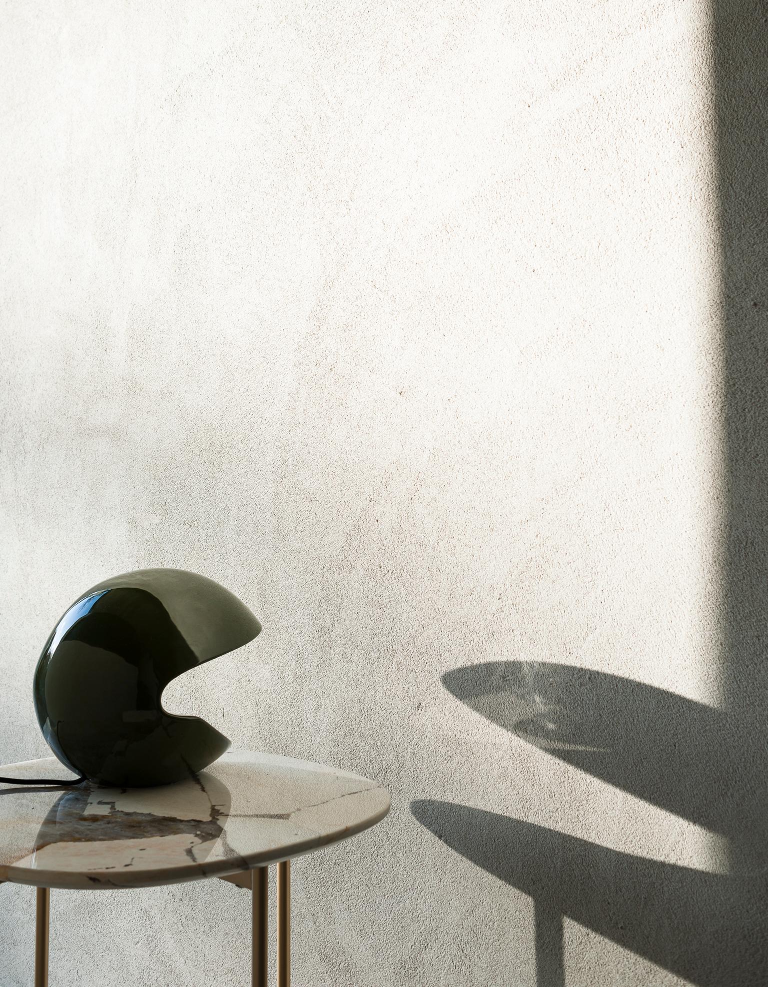 The Miss Pack lamp is also a product of the studio of Alvino Bagni, Florentine artisan and ceramist. A lamp inspired by motorcycle helmets but crafted using traditional artisan techniques, it is a small, rare accessory that seems to have dropped in