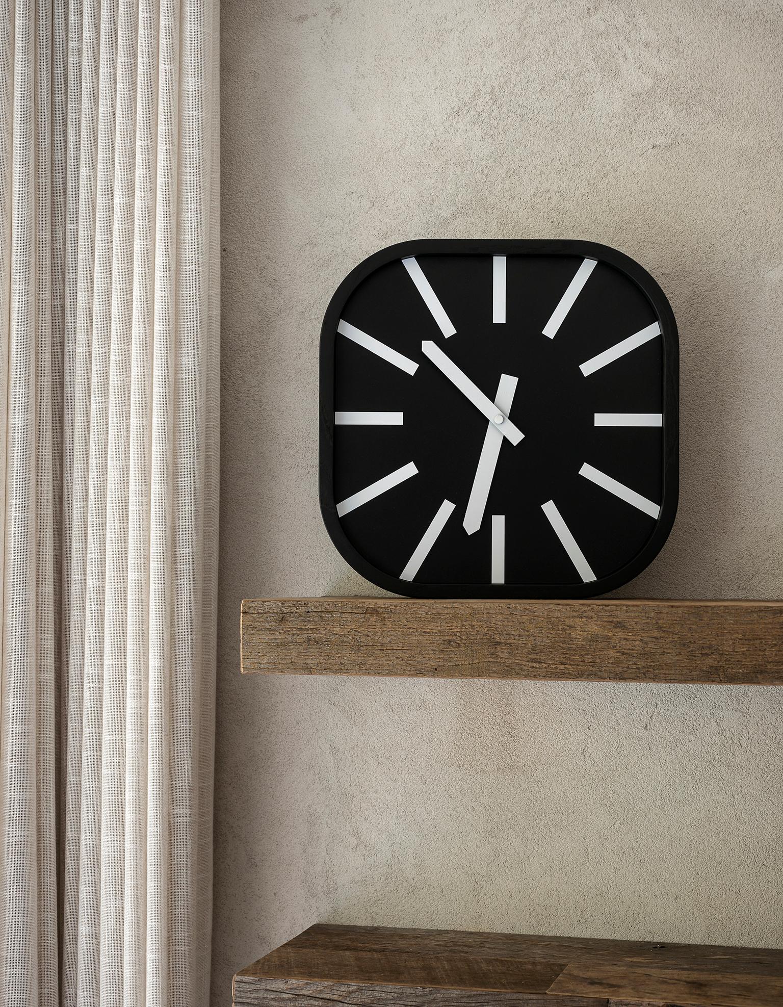 The inspiration for Mod clock comes from the design of the electronics world and the contemporary graphics of railway and underground stations. With its modern aesthetic and modular conception, it comes in two versions: round, or square with rounded