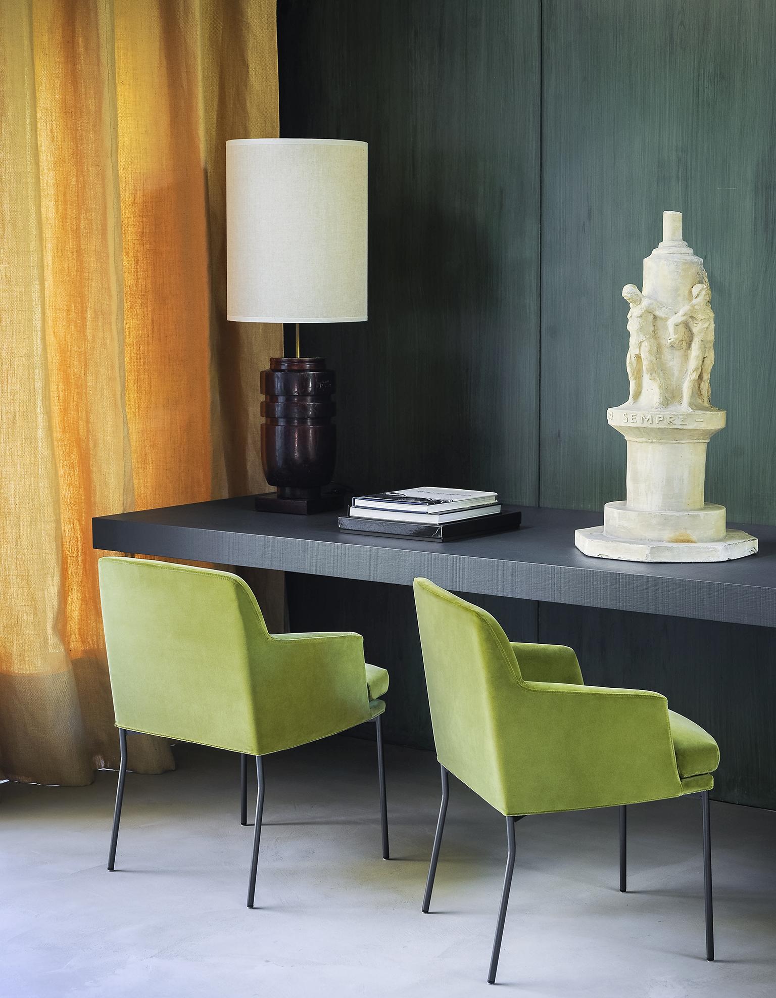 With its slender legs and soft shapes, the Montevideo chair certainly does not trade in comfort for elegance. The soft foam cushion envelops the body, ensuring perfect relaxation. The removable cover makes it particularly handy in any context of