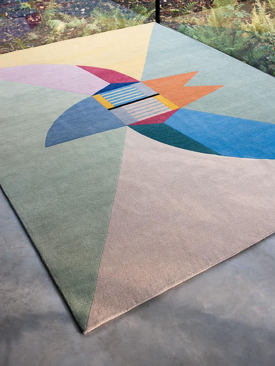 Architect Umberto Riva is first and foremost a painter. His paintings portray abstract subjects, collages of lines, spaces and fields of color. One of his works, Nello Spazio, served as inspiration for the eponymous Tacchini Edizioni rug, knotted